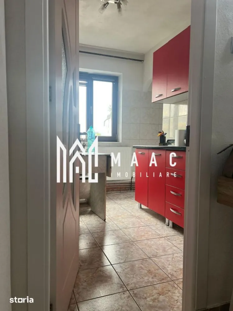 Apartament 3 cam | Zona Nord | Etaj 3 | 66 mpu - MAAC Imobiliare vă propune spre vânzare un apartament decomandat cu 3 camere, situat într-o zonă excelentă din Râmnicu Vâlcea, în apropierea Spitalului Județean și a Liceului Pedagogic. Proprietatea este amplasată la etajul 3 din 4 și reprezintă alegerea ideală pentru o familie care își dorește confort, liniște și acces rapid către toate facilitățile importante ale orașului.
Apartamentul a fost renovat complet în anul 2019, beneficiind de îmbunătățiri moderne și finisaje de calitate, fiind pregătit pentru mutare imediată. Se vinde mobilat și utilat exact ca în fotografii, cu excepția bibliotecii și a dulapului din lemn masiv.
Caracteristici:
Apartament cu 3 camere decomandat
Etaj 3 din 4
Zonă liniștită și bine conectată
Renovat complet în 2019
Ideal pentru familie
Balcon parțial deschis
Locuri de parcare disponibile pentru riverani
Compartimentare:
Living spațios și luminos
2 dormitoare confortabile
Bucătărie practică și modern amenajată
Baie
Hol generos
Balcon parțial deschis
Dotări:
Tâmplărie PVC triplu stratificat
Ușă metalică
Centrală termică pe gaz cu conexiune WiFi
Gresie nouă
Parchet recondiționat prin șlefuire
Instalație electrică nouă
Mobilier realizat pe comandă
Electrocasnice mari noi
Complet mobilat și utilat
Avantaje:
Poziționare excelentă, aproape de:
Spitalul Județean Vâlcea
Liceul Pedagogic
Școli și grădinițe
Piață și magazine
Zonă liniștită, ideală pentru familie
Mutare fără investiții suplimentare
Compartimentare eficientă și spații generoase
Această proprietate este ideală pentru o familie cu 3 sau mai mulți membri, oferind confort, funcționalitate și acces rapid către toate punctele de interes ale orașului.
Pentru mai multe informații și programarea unei vizionări, echipa MAAC Imobiliare vă stă la dispoziție. ID 3099628