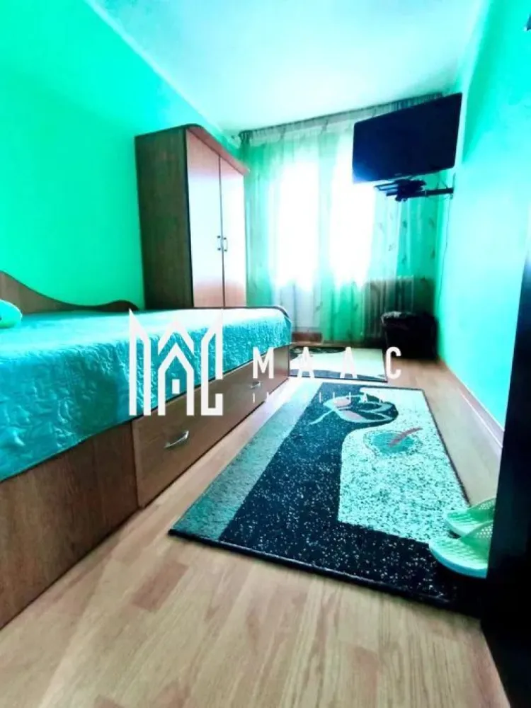 Apartament Petrisor | Parter | 47 mp | - MAAC Imobiliare vă propune spre vânzare un apartament cu 3 camere, situat în Râmnicu Vâlcea, pe strada Petrișor, într-o zonă liniștită și foarte bine conectată, vis-a-vis de Pensiunea Ana și în imediata apropiere a magazinului Annabella. Proprietatea este amplasată la etajul 1 din 4 al unui bloc izolat termic și reprezintă o alegere excelentă pentru locuit sau investiție.
Apartamentul are o suprafață de 47 mp și beneficiază de o compartimentare practică, lumină naturală din abundență și vedere pe două părți ale blocului. Se vinde complet mobilat și utilat, fiind pregătit pentru mutare imediată, fără investiții suplimentare.
Caracteristici:
Apartament cu 3 camere
Suprafață de 47 mp
Etaj 1 din 4
Bloc izolat termic
Vedere pe două părți ale blocului
Situat pe strada Petrișor
Ideal pentru locuit sau investiție
Complet mobilat și utilat
Compartimentare:
Living luminos
2 dormitoare
Bucătărie mobilată și utilată
Baie
Hol
Balcon închis și izolat termic
Dotări:
Ferestre tripan schimbate în 2024
Balcon închis cu tâmplărie termopan
Frigider
Mașină de spălat
TV-uri
Mobilier inclus
Finisaje îngrijite
Apartament renovat
Avantaje:
Mutare imediată fără investiții suplimentare
Etaj intermediar
Zonă liniștită și accesibilă
Aproape de magazine și puncte de interes
Acces rapid către zonele centrale
Ideal pentru familie sau închiriere
Confort termic ridicat datorită izolației și tâmplăriei moderne
Pentru mai multe informații și programarea unei vizionări:
Echipa MAAC Imobiliare vă stă la dispoziție. ID 3108473