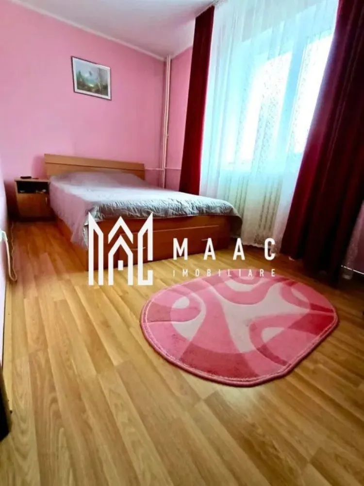 Apartament Petrisor | Parter | 47 mp | - MAAC Imobiliare vă propune spre vânzare un apartament cu 3 camere, situat în Râmnicu Vâlcea, pe strada Petrișor, într-o zonă liniștită și foarte bine conectată, vis-a-vis de Pensiunea Ana și în imediata apropiere a magazinului Annabella. Proprietatea este amplasată la etajul 1 din 4 al unui bloc izolat termic și reprezintă o alegere excelentă pentru locuit sau investiție.
Apartamentul are o suprafață de 47 mp și beneficiază de o compartimentare practică, lumină naturală din abundență și vedere pe două părți ale blocului. Se vinde complet mobilat și utilat, fiind pregătit pentru mutare imediată, fără investiții suplimentare.
Caracteristici:
Apartament cu 3 camere
Suprafață de 47 mp
Etaj 1 din 4
Bloc izolat termic
Vedere pe două părți ale blocului
Situat pe strada Petrișor
Ideal pentru locuit sau investiție
Complet mobilat și utilat
Compartimentare:
Living luminos
2 dormitoare
Bucătărie mobilată și utilată
Baie
Hol
Balcon închis și izolat termic
Dotări:
Ferestre tripan schimbate în 2024
Balcon închis cu tâmplărie termopan
Frigider
Mașină de spălat
TV-uri
Mobilier inclus
Finisaje îngrijite
Apartament renovat
Avantaje:
Mutare imediată fără investiții suplimentare
Etaj intermediar
Zonă liniștită și accesibilă
Aproape de magazine și puncte de interes
Acces rapid către zonele centrale
Ideal pentru familie sau închiriere
Confort termic ridicat datorită izolației și tâmplăriei moderne
Pentru mai multe informații și programarea unei vizionări:
Echipa MAAC Imobiliare vă stă la dispoziție. ID 3108473