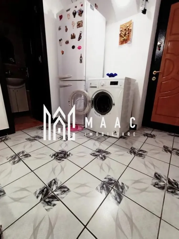 Apartament Petrisor | Parter | 47 mp | - MAAC Imobiliare vă propune spre vânzare un apartament cu 3 camere, situat în Râmnicu Vâlcea, pe strada Petrișor, într-o zonă liniștită și foarte bine conectată, vis-a-vis de Pensiunea Ana și în imediata apropiere a magazinului Annabella. Proprietatea este amplasată la etajul 1 din 4 al unui bloc izolat termic și reprezintă o alegere excelentă pentru locuit sau investiție.
Apartamentul are o suprafață de 47 mp și beneficiază de o compartimentare practică, lumină naturală din abundență și vedere pe două părți ale blocului. Se vinde complet mobilat și utilat, fiind pregătit pentru mutare imediată, fără investiții suplimentare.
Caracteristici:
Apartament cu 3 camere
Suprafață de 47 mp
Etaj 1 din 4
Bloc izolat termic
Vedere pe două părți ale blocului
Situat pe strada Petrișor
Ideal pentru locuit sau investiție
Complet mobilat și utilat
Compartimentare:
Living luminos
2 dormitoare
Bucătărie mobilată și utilată
Baie
Hol
Balcon închis și izolat termic
Dotări:
Ferestre tripan schimbate în 2024
Balcon închis cu tâmplărie termopan
Frigider
Mașină de spălat
TV-uri
Mobilier inclus
Finisaje îngrijite
Apartament renovat
Avantaje:
Mutare imediată fără investiții suplimentare
Etaj intermediar
Zonă liniștită și accesibilă
Aproape de magazine și puncte de interes
Acces rapid către zonele centrale
Ideal pentru familie sau închiriere
Confort termic ridicat datorită izolației și tâmplăriei moderne
Pentru mai multe informații și programarea unei vizionări:
Echipa MAAC Imobiliare vă stă la dispoziție. ID 3108473