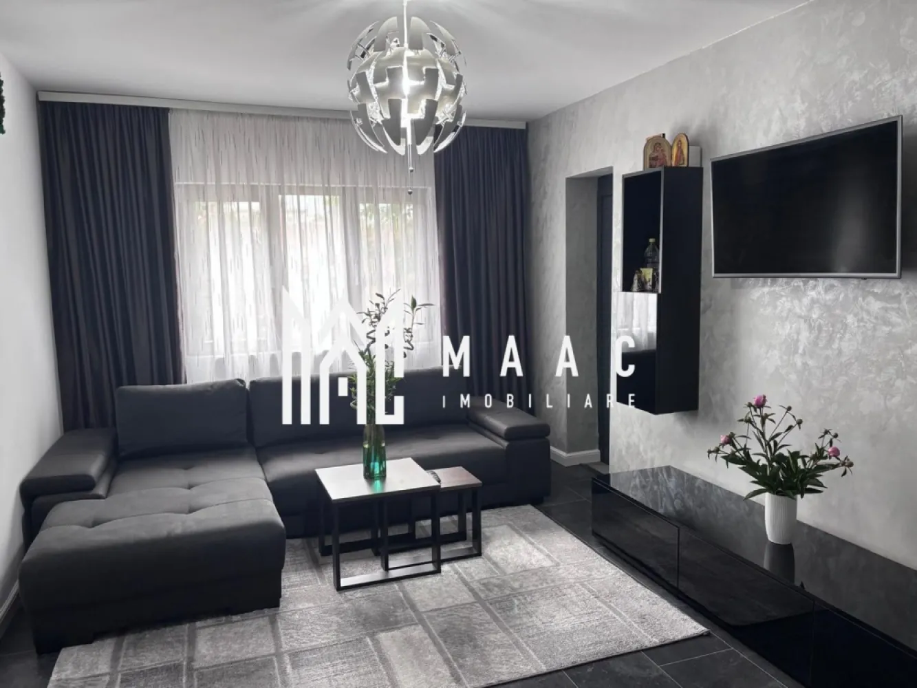 Apartament 2 camere | Nord | Etaj 1 | 44 mpu | - MAAC Imobiliare vă propune spre vânzare un apartament modern și elegant, amenajat într-un stil ultra-modern, cu finisaje premium și atenție deosebită la fiecare detaliu. Proprietatea impresionează prin designul contemporan, paleta cromatică rafinată și compartimentarea practică, fiind ideală pentru un cuplu, o persoană activă sau pentru investiție în vederea închirierii.
Locuința este pregătită pentru mutare imediată și oferă un ambient exclusivist, unde confortul și estetica se îmbină perfect.
Caracteristici:
Apartament modern și complet utilat
Design interior ultra-modern
Finisaje premium
Compartimentare practică și eficientă
Ideal pentru locuit sau investiție
Mutare imediată
Compartimentare:
Living spațios și luminos
Dormitor matrimonial elegant
Bucătărie complet mobilată și utilată
Baie modernă
Hol funcțional cu spații de depozitare
Living:
Canapea generoasă de tip colțar
Perete decorativ cu finisaj special și reflexii sidefate
Mobilier minimalist negru lucios
Corpuri de iluminat cu design geometric futurist
Draperii elegante pentru intimitate și confort
Atmosferă modernă și rafinată
Dormitor:
Pat matrimonial cu tapițerie neagră
Perete decorativ texturat
Dressing integrat
Iluminat ambiental modern
Spațiu confortabil și relaxant
Bucătărie:
Mobilier custom-made negru lucios
Blat cu aspect de marmură neagră
Plită incorporată
Cuptor electric
Hotă
Cuptor cu microunde
Mașină de spălat rufe integrată
Zonă de dining elegantă
Masă albă și scaune din piele ecologică
Baie:
Cadă cu hidromasaj tip jacuzzi
Finisaje ceramice moderne
Calorifer portprosop negru mat
Mobilier funcțional și elegant
Dotări și finisaje:
Aer condiționat modern
Gresie porțelanată în nuanțe închise
Uși interioare moderne cu inserții din aluminiu
Ferestre termopan de calitate superioară
Corpuri de iluminat premium
Elemente decorative moderne
Tablou decorativ cu mușchi stabilizați
Avantaje:
Design exclusivist și modern
Finisaje premium și materiale de calitate
Spații optimizate eficient
Ideal pentru mutare imediată
Perfect pentru investiție și închiriere premium
Confort ridicat și atmosferă elegantă
Pentru mai multe informații și programarea unei vizionări, echipa MAAC Imobiliare vă stă la dispoziție. ID 3109493
