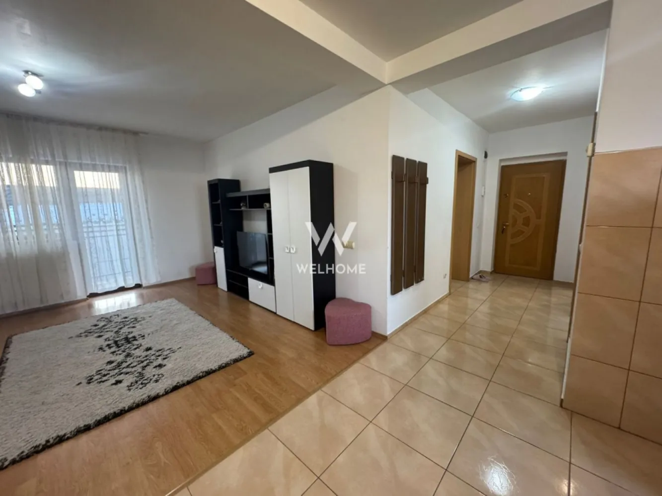 Apartament 2 camere, Turnisor, Sibiu - Va oferim spre vanzare un apartament pozitionat excelent in cartierul Turnisor, zona Alba Iulia, intr-un bloc cu doar 2 etaje Este situat la etajul 1 si se vinde mobilat, conform fotografii. Compartimentare: Hol, baie, dressing, dormitor , living spatios cu bucatarie, camara. Accesul pe balcon se poate face atat din living cat si din dormitor. Apartamentul nu este locuit momentan, este liber de sarcini si se poate preda imediat. Un loc de parcare cu curtea privata a cladirii. Un apartament spatios si luminos, gata de mutat. Pret: 115000 euro, negociabil, cash sau credit bancar Detalii si vizionari: 0752.088.381 Roxana }}