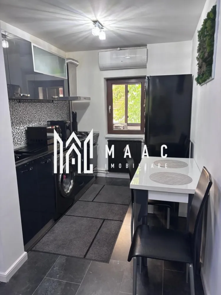 Apartament 2 camere | Nord | Etaj 1 | 44 mpu | - MAAC Imobiliare vă propune spre vânzare un apartament modern și elegant, amenajat într-un stil ultra-modern, cu finisaje premium și atenție deosebită la fiecare detaliu. Proprietatea impresionează prin designul contemporan, paleta cromatică rafinată și compartimentarea practică, fiind ideală pentru un cuplu, o persoană activă sau pentru investiție în vederea închirierii.
Locuința este pregătită pentru mutare imediată și oferă un ambient exclusivist, unde confortul și estetica se îmbină perfect.
Caracteristici:
Apartament modern și complet utilat
Design interior ultra-modern
Finisaje premium
Compartimentare practică și eficientă
Ideal pentru locuit sau investiție
Mutare imediată
Compartimentare:
Living spațios și luminos
Dormitor matrimonial elegant
Bucătărie complet mobilată și utilată
Baie modernă
Hol funcțional cu spații de depozitare
Living:
Canapea generoasă de tip colțar
Perete decorativ cu finisaj special și reflexii sidefate
Mobilier minimalist negru lucios
Corpuri de iluminat cu design geometric futurist
Draperii elegante pentru intimitate și confort
Atmosferă modernă și rafinată
Dormitor:
Pat matrimonial cu tapițerie neagră
Perete decorativ texturat
Dressing integrat
Iluminat ambiental modern
Spațiu confortabil și relaxant
Bucătărie:
Mobilier custom-made negru lucios
Blat cu aspect de marmură neagră
Plită incorporată
Cuptor electric
Hotă
Cuptor cu microunde
Mașină de spălat rufe integrată
Zonă de dining elegantă
Masă albă și scaune din piele ecologică
Baie:
Cadă cu hidromasaj tip jacuzzi
Finisaje ceramice moderne
Calorifer portprosop negru mat
Mobilier funcțional și elegant
Dotări și finisaje:
Aer condiționat modern
Gresie porțelanată în nuanțe închise
Uși interioare moderne cu inserții din aluminiu
Ferestre termopan de calitate superioară
Corpuri de iluminat premium
Elemente decorative moderne
Tablou decorativ cu mușchi stabilizați
Avantaje:
Design exclusivist și modern
Finisaje premium și materiale de calitate
Spații optimizate eficient
Ideal pentru mutare imediată
Perfect pentru investiție și închiriere premium
Confort ridicat și atmosferă elegantă
Pentru mai multe informații și programarea unei vizionări, echipa MAAC Imobiliare vă stă la dispoziție. ID 3109493
