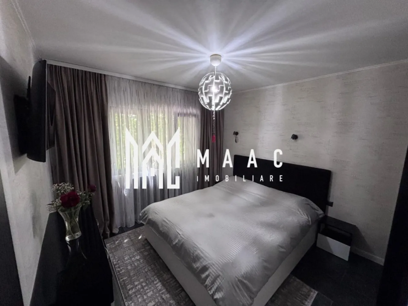 Apartament 2 camere | Nord | Etaj 1 | 44 mpu | - MAAC Imobiliare vă propune spre vânzare un apartament modern și elegant, amenajat într-un stil ultra-modern, cu finisaje premium și atenție deosebită la fiecare detaliu. Proprietatea impresionează prin designul contemporan, paleta cromatică rafinată și compartimentarea practică, fiind ideală pentru un cuplu, o persoană activă sau pentru investiție în vederea închirierii.
Locuința este pregătită pentru mutare imediată și oferă un ambient exclusivist, unde confortul și estetica se îmbină perfect.
Caracteristici:
Apartament modern și complet utilat
Design interior ultra-modern
Finisaje premium
Compartimentare practică și eficientă
Ideal pentru locuit sau investiție
Mutare imediată
Compartimentare:
Living spațios și luminos
Dormitor matrimonial elegant
Bucătărie complet mobilată și utilată
Baie modernă
Hol funcțional cu spații de depozitare
Living:
Canapea generoasă de tip colțar
Perete decorativ cu finisaj special și reflexii sidefate
Mobilier minimalist negru lucios
Corpuri de iluminat cu design geometric futurist
Draperii elegante pentru intimitate și confort
Atmosferă modernă și rafinată
Dormitor:
Pat matrimonial cu tapițerie neagră
Perete decorativ texturat
Dressing integrat
Iluminat ambiental modern
Spațiu confortabil și relaxant
Bucătărie:
Mobilier custom-made negru lucios
Blat cu aspect de marmură neagră
Plită incorporată
Cuptor electric
Hotă
Cuptor cu microunde
Mașină de spălat rufe integrată
Zonă de dining elegantă
Masă albă și scaune din piele ecologică
Baie:
Cadă cu hidromasaj tip jacuzzi
Finisaje ceramice moderne
Calorifer portprosop negru mat
Mobilier funcțional și elegant
Dotări și finisaje:
Aer condiționat modern
Gresie porțelanată în nuanțe închise
Uși interioare moderne cu inserții din aluminiu
Ferestre termopan de calitate superioară
Corpuri de iluminat premium
Elemente decorative moderne
Tablou decorativ cu mușchi stabilizați
Avantaje:
Design exclusivist și modern
Finisaje premium și materiale de calitate
Spații optimizate eficient
Ideal pentru mutare imediată
Perfect pentru investiție și închiriere premium
Confort ridicat și atmosferă elegantă
Pentru mai multe informații și programarea unei vizionări, echipa MAAC Imobiliare vă stă la dispoziție. ID 3109493