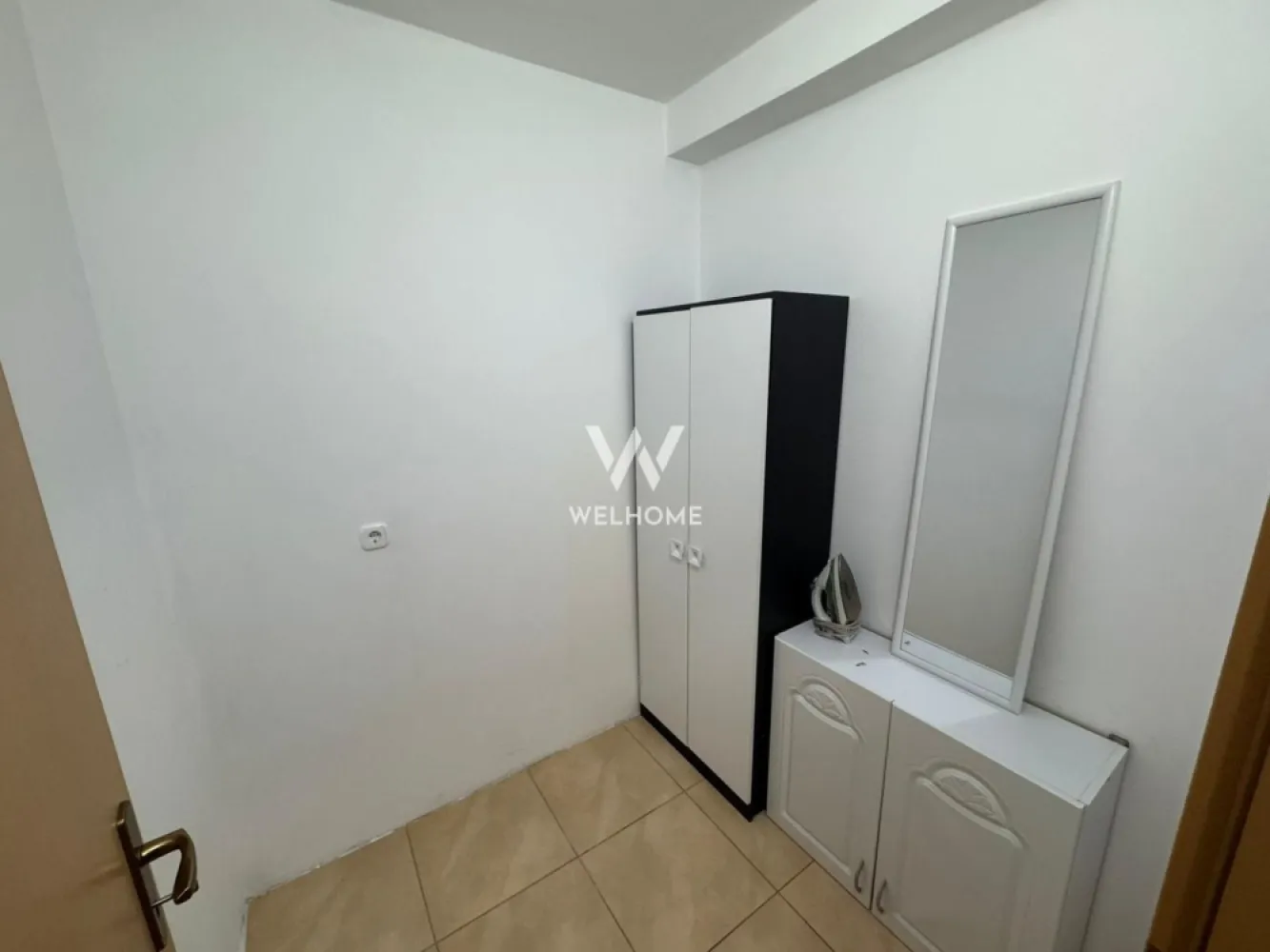 Apartament 2 camere, Turnisor, Sibiu - Va oferim spre vanzare un apartament pozitionat excelent in cartierul Turnisor, zona Alba Iulia, intr-un bloc cu doar 2 etaje Este situat la etajul 1 si se vinde mobilat, conform fotografii. Compartimentare: Hol, baie, dressing, dormitor , living spatios cu bucatarie, camara. Accesul pe balcon se poate face atat din living cat si din dormitor. Apartamentul nu este locuit momentan, este liber de sarcini si se poate preda imediat. Un loc de parcare cu curtea privata a cladirii. Un apartament spatios si luminos, gata de mutat. Pret: 115000 euro, negociabil, cash sau credit bancar Detalii si vizionari: 0752.088.381 Roxana }}