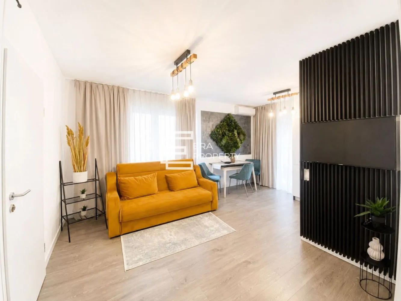 Apartament 2 camere modern amenajat| Clasă energetică A |Sibiu - Apartament 2 camere modern amenajat|| Clasă energetică A | Încălzire în pardoseală | Lift | Terasă
𝐏𝐨𝐭𝐫𝐢𝐯𝐢𝐭 𝐩𝐞𝐧𝐭𝐫𝐮 𝐥𝐨𝐜𝐮𝐢𝐫𝐞 𝐬𝐚𝐮 𝐢𝐧𝐯𝐞𝐬𝐭𝐢𝐭𝐢𝐞

Vă propunem spre vânzare un apartament tip studio modern, situat într-un ansamblu rezidențial nou din Sibiu, într-un imobil dotat cu lift.

Apartamentul este compartimentat practic și funcțional, oferind confort și flexibilitate atât pentru locuire personală, cât și pentru investiție.
-Suprafata utila : 40.8 mp 
𝐂𝐨𝐦𝐩𝐚𝐫𝐭𝐢𝐦𝐞𝐧𝐭𝐚𝐫𝐞: hol acces, living cu bucătărie open-space, dormitor, baie, balcon.
𝐃𝐨𝐭𝐚𝐫𝐢 𝐬𝐢 𝐚𝐯𝐚𝐧𝐭𝐚𝐣𝐞:
construcție nouă
clasă energetică A
încălzire în pardoseală
imobil cu lift
aer condiționat montat
1 loc de parcare inclus
spații luminoase, cu orientare favorabilă
ideal pentru locuire sau închiriere

Apartamentul reprezintă o alegere excelentă pentru cei care își doresc o locuință modernă, dar și pentru investitori, datorită potențialului ridicat de rentabilitate.

𝐂𝐨𝐦𝐢𝐬𝐢𝐨𝐧 𝟎% 𝐩𝐞𝐧𝐭𝐫𝐮 𝐜𝐮𝐦𝐩𝐚𝐫𝐚𝐭𝐨𝐫.