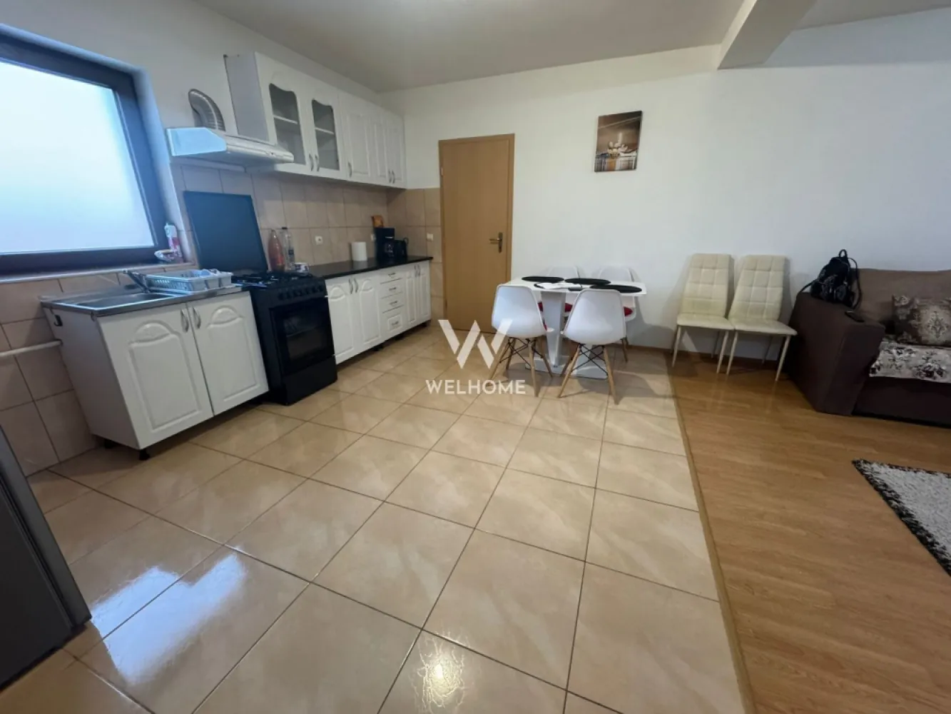 Apartament 2 camere, Turnisor, Sibiu - Va oferim spre vanzare un apartament pozitionat excelent in cartierul Turnisor, zona Alba Iulia, intr-un bloc cu doar 2 etaje Este situat la etajul 1 si se vinde mobilat, conform fotografii. Compartimentare: Hol, baie, dressing, dormitor , living spatios cu bucatarie, camara. Accesul pe balcon se poate face atat din living cat si din dormitor. Apartamentul nu este locuit momentan, este liber de sarcini si se poate preda imediat. Un loc de parcare cu curtea privata a cladirii. Un apartament spatios si luminos, gata de mutat. Pret: 115000 euro, negociabil, cash sau credit bancar Detalii si vizionari: 0752.088.381 Roxana }}