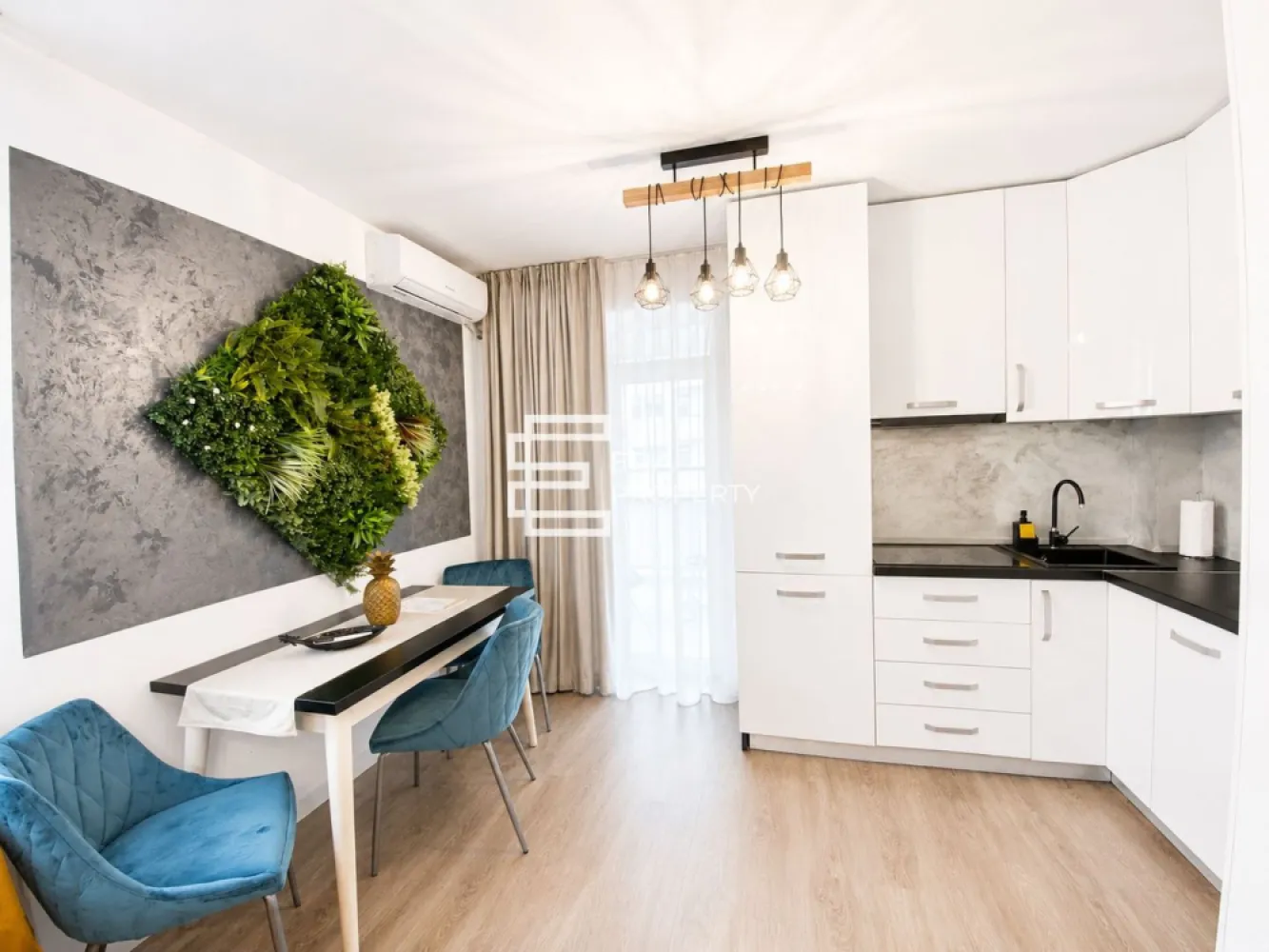 Apartament 2 camere modern amenajat| Clasă energetică A |Sibiu - Apartament 2 camere modern amenajat|| Clasă energetică A | Încălzire în pardoseală | Lift | Terasă
𝐏𝐨𝐭𝐫𝐢𝐯𝐢𝐭 𝐩𝐞𝐧𝐭𝐫𝐮 𝐥𝐨𝐜𝐮𝐢𝐫𝐞 𝐬𝐚𝐮 𝐢𝐧𝐯𝐞𝐬𝐭𝐢𝐭𝐢𝐞

Vă propunem spre vânzare un apartament tip studio modern, situat într-un ansamblu rezidențial nou din Sibiu, într-un imobil dotat cu lift.

Apartamentul este compartimentat practic și funcțional, oferind confort și flexibilitate atât pentru locuire personală, cât și pentru investiție.
-Suprafata utila : 40.8 mp 
𝐂𝐨𝐦𝐩𝐚𝐫𝐭𝐢𝐦𝐞𝐧𝐭𝐚𝐫𝐞: hol acces, living cu bucătărie open-space, dormitor, baie, balcon.
𝐃𝐨𝐭𝐚𝐫𝐢 𝐬𝐢 𝐚𝐯𝐚𝐧𝐭𝐚𝐣𝐞:
construcție nouă
clasă energetică A
încălzire în pardoseală
imobil cu lift
aer condiționat montat
1 loc de parcare inclus
spații luminoase, cu orientare favorabilă
ideal pentru locuire sau închiriere

Apartamentul reprezintă o alegere excelentă pentru cei care își doresc o locuință modernă, dar și pentru investitori, datorită potențialului ridicat de rentabilitate.

𝐂𝐨𝐦𝐢𝐬𝐢𝐨𝐧 𝟎% 𝐩𝐞𝐧𝐭𝐫𝐮 𝐜𝐮𝐦𝐩𝐚𝐫𝐚𝐭𝐨𝐫.