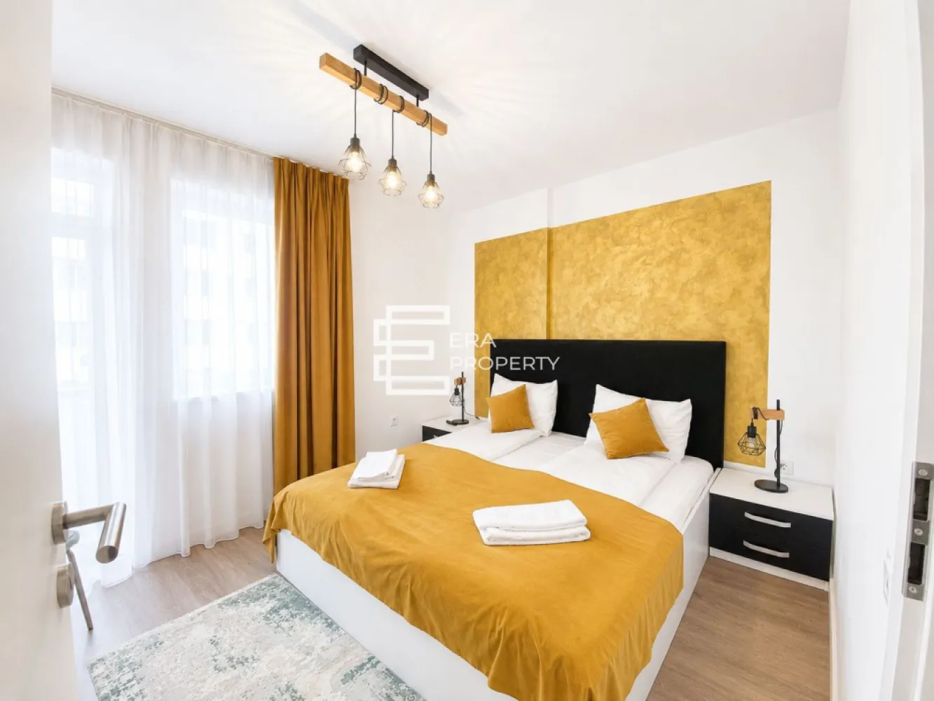 Apartament 2 camere modern amenajat| Clasă energetică A |Sibiu - Apartament 2 camere modern amenajat|| Clasă energetică A | Încălzire în pardoseală | Lift | Terasă
𝐏𝐨𝐭𝐫𝐢𝐯𝐢𝐭 𝐩𝐞𝐧𝐭𝐫𝐮 𝐥𝐨𝐜𝐮𝐢𝐫𝐞 𝐬𝐚𝐮 𝐢𝐧𝐯𝐞𝐬𝐭𝐢𝐭𝐢𝐞

Vă propunem spre vânzare un apartament tip studio modern, situat într-un ansamblu rezidențial nou din Sibiu, într-un imobil dotat cu lift.

Apartamentul este compartimentat practic și funcțional, oferind confort și flexibilitate atât pentru locuire personală, cât și pentru investiție.
-Suprafata utila : 40.8 mp 
𝐂𝐨𝐦𝐩𝐚𝐫𝐭𝐢𝐦𝐞𝐧𝐭𝐚𝐫𝐞: hol acces, living cu bucătărie open-space, dormitor, baie, balcon.
𝐃𝐨𝐭𝐚𝐫𝐢 𝐬𝐢 𝐚𝐯𝐚𝐧𝐭𝐚𝐣𝐞:
construcție nouă
clasă energetică A
încălzire în pardoseală
imobil cu lift
aer condiționat montat
1 loc de parcare inclus
spații luminoase, cu orientare favorabilă
ideal pentru locuire sau închiriere

Apartamentul reprezintă o alegere excelentă pentru cei care își doresc o locuință modernă, dar și pentru investitori, datorită potențialului ridicat de rentabilitate.

𝐂𝐨𝐦𝐢𝐬𝐢𝐨𝐧 𝟎% 𝐩𝐞𝐧𝐭𝐫𝐮 𝐜𝐮𝐦𝐩𝐚𝐫𝐚𝐭𝐨𝐫.