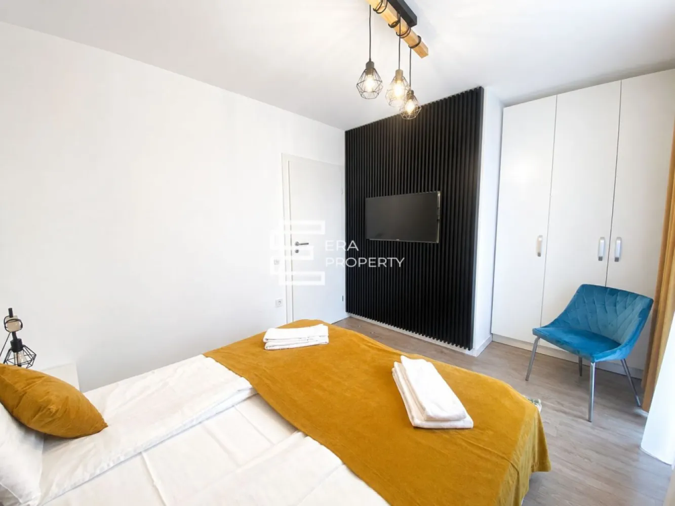 Apartament 2 camere modern amenajat| Clasă energetică A |Sibiu - Apartament 2 camere modern amenajat|| Clasă energetică A | Încălzire în pardoseală | Lift | Terasă
𝐏𝐨𝐭𝐫𝐢𝐯𝐢𝐭 𝐩𝐞𝐧𝐭𝐫𝐮 𝐥𝐨𝐜𝐮𝐢𝐫𝐞 𝐬𝐚𝐮 𝐢𝐧𝐯𝐞𝐬𝐭𝐢𝐭𝐢𝐞

Vă propunem spre vânzare un apartament tip studio modern, situat într-un ansamblu rezidențial nou din Sibiu, într-un imobil dotat cu lift.

Apartamentul este compartimentat practic și funcțional, oferind confort și flexibilitate atât pentru locuire personală, cât și pentru investiție.
-Suprafata utila : 40.8 mp 
𝐂𝐨𝐦𝐩𝐚𝐫𝐭𝐢𝐦𝐞𝐧𝐭𝐚𝐫𝐞: hol acces, living cu bucătărie open-space, dormitor, baie, balcon.
𝐃𝐨𝐭𝐚𝐫𝐢 𝐬𝐢 𝐚𝐯𝐚𝐧𝐭𝐚𝐣𝐞:
construcție nouă
clasă energetică A
încălzire în pardoseală
imobil cu lift
aer condiționat montat
1 loc de parcare inclus
spații luminoase, cu orientare favorabilă
ideal pentru locuire sau închiriere

Apartamentul reprezintă o alegere excelentă pentru cei care își doresc o locuință modernă, dar și pentru investitori, datorită potențialului ridicat de rentabilitate.

𝐂𝐨𝐦𝐢𝐬𝐢𝐨𝐧 𝟎% 𝐩𝐞𝐧𝐭𝐫𝐮 𝐜𝐮𝐦𝐩𝐚𝐫𝐚𝐭𝐨𝐫.
