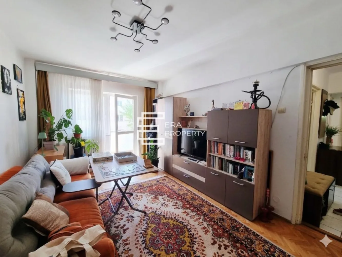 Apartament 2 camere decomandate, etaj 2, orientare sud estica – Ștrand - 𝐀𝐩𝐚𝐫𝐭𝐚𝐦𝐞𝐧𝐭 𝟐 𝐜𝐚𝐦𝐞𝐫𝐞 𝐝𝐞𝐜𝐨𝐦𝐚𝐧𝐝𝐚𝐭𝐞, 𝐞𝐭𝐚𝐣 2– 𝐒𝐭𝐫𝐚𝐧𝐝

Vă propunem spre vanzare un apartament cu 2 camere și o suprafață utilă de 48 mp, localizat în zona Ștrand (strada Hațegului), la etajul 2 din 4 al unui imobil P+4E.
Locuința este amplasată într-una dintre cele mai apreciate și liniștite zone ale Sibiului, cu acces rapid către magazine, școli, parcuri, mijloace de transport și alte puncte de interes. În jurul blocului există numeroase locuri de parcare la liber.

𝐂𝐨𝐦𝐩𝐚𝐫𝐭𝐢𝐦𝐞𝐧𝐭𝐚𝐫𝐞 𝐜𝐨𝐦𝐩𝐥𝐞𝐭 𝐝𝐞𝐜𝐨𝐦𝐚𝐧𝐝𝐚𝐭𝐚: hol de acces cu debara, living generos, cu ieșire pe balcon de aproximativ 6 mp, bucătărie separată, prevăzută cu cămară, dormitor luminos, baie cu geam de aerisire. Apartamentul beneficiaza si de o pivniță inscrisa in CF.

Apartamentul se vinde parțial mobilat și utilat. Necesită renovare, oferind posibilitatea amenajării după propriul gust.

Datorită poziționării și compartimentării eficiente, proprietatea reprezintă o variantă bună atât pentru locuit, cât și pentru investiție, având potențial bun pentru închiriere.

𝐀𝐯𝐚𝐧𝐭𝐚𝐣𝐞:
confort termic: etaj 2/4, orientare sud estica
zonă liniștită și sigură
balcon generos
trei spații separate de depozitare: debara pe hol, cămară în bucătărie și boxă la subsol.
locație fără stres: parcare liberă în jurul blocului, zonă verde, aerisită. Școli, magazine și transport în comun la 2 minute de mers pe jos.
acces facil către punctele de interes din oraș

Plată: Se acceptă credit bancar sau surse proprii. 

Pentru detalii suplimentare și programarea unei vizionări: 0772 298 572.