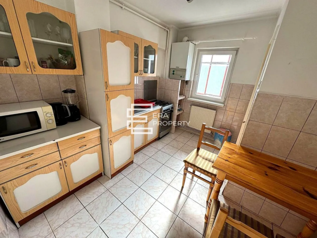 Apartament 2 camere decomandate, etaj 2, orientare sud estica – Ștrand - 𝐀𝐩𝐚𝐫𝐭𝐚𝐦𝐞𝐧𝐭 𝟐 𝐜𝐚𝐦𝐞𝐫𝐞 𝐝𝐞𝐜𝐨𝐦𝐚𝐧𝐝𝐚𝐭𝐞, 𝐞𝐭𝐚𝐣 2– 𝐒𝐭𝐫𝐚𝐧𝐝

Vă propunem spre vanzare un apartament cu 2 camere și o suprafață utilă de 48 mp, localizat în zona Ștrand (strada Hațegului), la etajul 2 din 4 al unui imobil P+4E.
Locuința este amplasată într-una dintre cele mai apreciate și liniștite zone ale Sibiului, cu acces rapid către magazine, școli, parcuri, mijloace de transport și alte puncte de interes. În jurul blocului există numeroase locuri de parcare la liber.

𝐂𝐨𝐦𝐩𝐚𝐫𝐭𝐢𝐦𝐞𝐧𝐭𝐚𝐫𝐞 𝐜𝐨𝐦𝐩𝐥𝐞𝐭 𝐝𝐞𝐜𝐨𝐦𝐚𝐧𝐝𝐚𝐭𝐚: hol de acces cu debara, living generos, cu ieșire pe balcon de aproximativ 6 mp, bucătărie separată, prevăzută cu cămară, dormitor luminos, baie cu geam de aerisire. Apartamentul beneficiaza si de o pivniță inscrisa in CF.

Apartamentul se vinde parțial mobilat și utilat. Necesită renovare, oferind posibilitatea amenajării după propriul gust.

Datorită poziționării și compartimentării eficiente, proprietatea reprezintă o variantă bună atât pentru locuit, cât și pentru investiție, având potențial bun pentru închiriere.

𝐀𝐯𝐚𝐧𝐭𝐚𝐣𝐞:
confort termic: etaj 2/4, orientare sud estica
zonă liniștită și sigură
balcon generos
trei spații separate de depozitare: debara pe hol, cămară în bucătărie și boxă la subsol.
locație fără stres: parcare liberă în jurul blocului, zonă verde, aerisită. Școli, magazine și transport în comun la 2 minute de mers pe jos.
acces facil către punctele de interes din oraș

Plată: Se acceptă credit bancar sau surse proprii. 

Pentru detalii suplimentare și programarea unei vizionări: 0772 298 572.