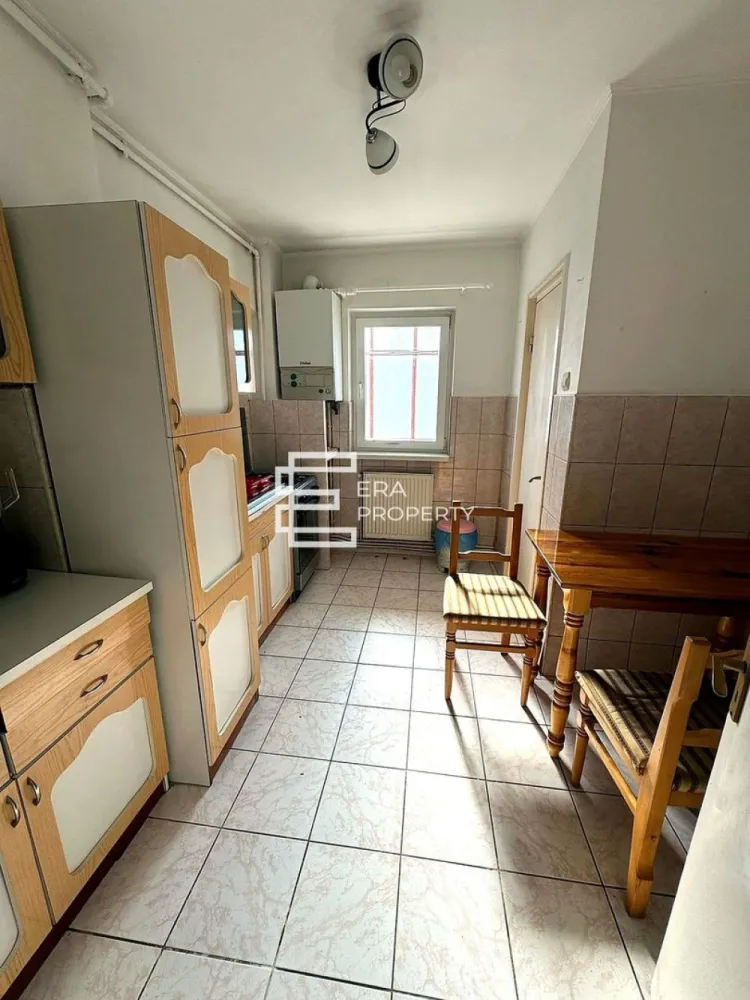 Apartament 2 camere decomandate, etaj 2, orientare sud estica – Ștrand - 𝐀𝐩𝐚𝐫𝐭𝐚𝐦𝐞𝐧𝐭 𝟐 𝐜𝐚𝐦𝐞𝐫𝐞 𝐝𝐞𝐜𝐨𝐦𝐚𝐧𝐝𝐚𝐭𝐞, 𝐞𝐭𝐚𝐣 2– 𝐒𝐭𝐫𝐚𝐧𝐝

Vă propunem spre vanzare un apartament cu 2 camere și o suprafață utilă de 48 mp, localizat în zona Ștrand (strada Hațegului), la etajul 2 din 4 al unui imobil P+4E.
Locuința este amplasată într-una dintre cele mai apreciate și liniștite zone ale Sibiului, cu acces rapid către magazine, școli, parcuri, mijloace de transport și alte puncte de interes. În jurul blocului există numeroase locuri de parcare la liber.

𝐂𝐨𝐦𝐩𝐚𝐫𝐭𝐢𝐦𝐞𝐧𝐭𝐚𝐫𝐞 𝐜𝐨𝐦𝐩𝐥𝐞𝐭 𝐝𝐞𝐜𝐨𝐦𝐚𝐧𝐝𝐚𝐭𝐚: hol de acces cu debara, living generos, cu ieșire pe balcon de aproximativ 6 mp, bucătărie separată, prevăzută cu cămară, dormitor luminos, baie cu geam de aerisire. Apartamentul beneficiaza si de o pivniță inscrisa in CF.

Apartamentul se vinde parțial mobilat și utilat. Necesită renovare, oferind posibilitatea amenajării după propriul gust.

Datorită poziționării și compartimentării eficiente, proprietatea reprezintă o variantă bună atât pentru locuit, cât și pentru investiție, având potențial bun pentru închiriere.

𝐀𝐯𝐚𝐧𝐭𝐚𝐣𝐞:
confort termic: etaj 2/4, orientare sud estica
zonă liniștită și sigură
balcon generos
trei spații separate de depozitare: debara pe hol, cămară în bucătărie și boxă la subsol.
locație fără stres: parcare liberă în jurul blocului, zonă verde, aerisită. Școli, magazine și transport în comun la 2 minute de mers pe jos.
acces facil către punctele de interes din oraș

Plată: Se acceptă credit bancar sau surse proprii. 

Pentru detalii suplimentare și programarea unei vizionări: 0772 298 572.