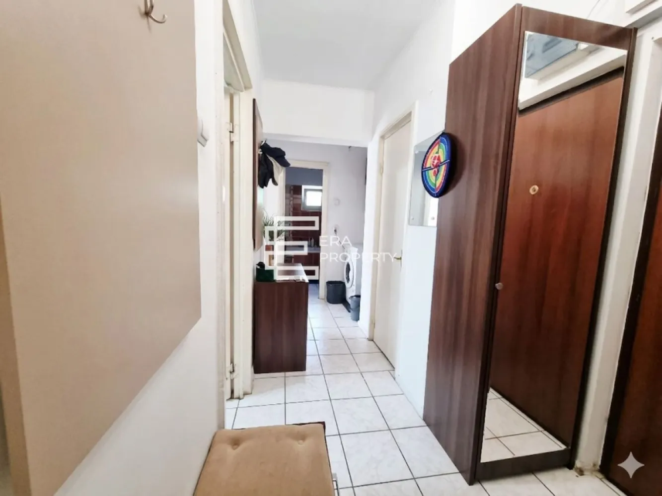 Apartament 2 camere decomandate, etaj 2, orientare sud estica – Ștrand - 𝐀𝐩𝐚𝐫𝐭𝐚𝐦𝐞𝐧𝐭 𝟐 𝐜𝐚𝐦𝐞𝐫𝐞 𝐝𝐞𝐜𝐨𝐦𝐚𝐧𝐝𝐚𝐭𝐞, 𝐞𝐭𝐚𝐣 2– 𝐒𝐭𝐫𝐚𝐧𝐝

Vă propunem spre vanzare un apartament cu 2 camere și o suprafață utilă de 48 mp, localizat în zona Ștrand (strada Hațegului), la etajul 2 din 4 al unui imobil P+4E.
Locuința este amplasată într-una dintre cele mai apreciate și liniștite zone ale Sibiului, cu acces rapid către magazine, școli, parcuri, mijloace de transport și alte puncte de interes. În jurul blocului există numeroase locuri de parcare la liber.

𝐂𝐨𝐦𝐩𝐚𝐫𝐭𝐢𝐦𝐞𝐧𝐭𝐚𝐫𝐞 𝐜𝐨𝐦𝐩𝐥𝐞𝐭 𝐝𝐞𝐜𝐨𝐦𝐚𝐧𝐝𝐚𝐭𝐚: hol de acces cu debara, living generos, cu ieșire pe balcon de aproximativ 6 mp, bucătărie separată, prevăzută cu cămară, dormitor luminos, baie cu geam de aerisire. Apartamentul beneficiaza si de o pivniță inscrisa in CF.

Apartamentul se vinde parțial mobilat și utilat. Necesită renovare, oferind posibilitatea amenajării după propriul gust.

Datorită poziționării și compartimentării eficiente, proprietatea reprezintă o variantă bună atât pentru locuit, cât și pentru investiție, având potențial bun pentru închiriere.

𝐀𝐯𝐚𝐧𝐭𝐚𝐣𝐞:
confort termic: etaj 2/4, orientare sud estica
zonă liniștită și sigură
balcon generos
trei spații separate de depozitare: debara pe hol, cămară în bucătărie și boxă la subsol.
locație fără stres: parcare liberă în jurul blocului, zonă verde, aerisită. Școli, magazine și transport în comun la 2 minute de mers pe jos.
acces facil către punctele de interes din oraș

Plată: Se acceptă credit bancar sau surse proprii. 

Pentru detalii suplimentare și programarea unei vizionări: 0772 298 572.