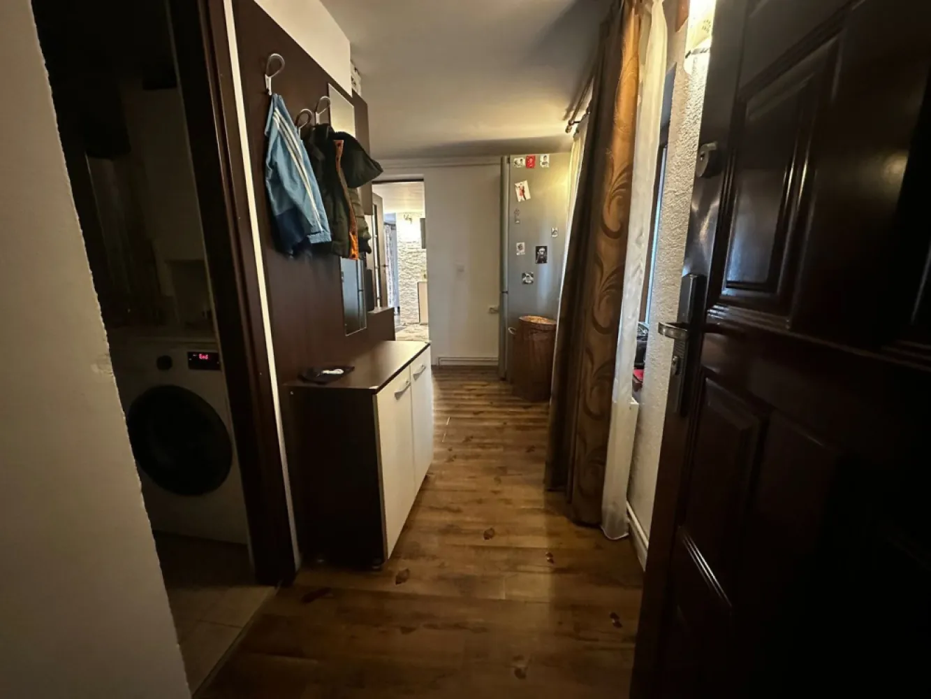 Studio ultra Central 37mp modern - VIANTO PROPERTIES vă propunem spre vânzare un studio elegant, situat într-o zonă ultra centrală și exclusivistă din inima Sibiului – o alegere ideală atât pentru locuire, cât și pentru investiție sigură.

Proprietatea este complet mobilată și amenajată modern, fiind pregătită pentru mutare imediată. Spațiul este optim compartimentat, oferind confort și funcționalitate, iar finisajele de calitate contribuie la un ambient plăcut și contemporan. Bucătăria este complet utilată, iar baia este amenajată cu bun gust, folosind materiale moderne.

Studio-ul beneficiază de centrală proprie, aer condiționat și geamuri termopan noi, asigurând un confort termic optim pe tot parcursul anului. În plus, imobilul se află într-o curte curată și liniștită, un avantaj rar pentru o locație atât de centrală.

Datorită poziționării excepționale, proprietatea este pretabilă atât pentru închiriere în regim hotelier sau pe termen lung, cât și pentru locuință personală, oferind un randament investițional foarte bun.

O oportunitate rară într-o zonă premium a orașului!