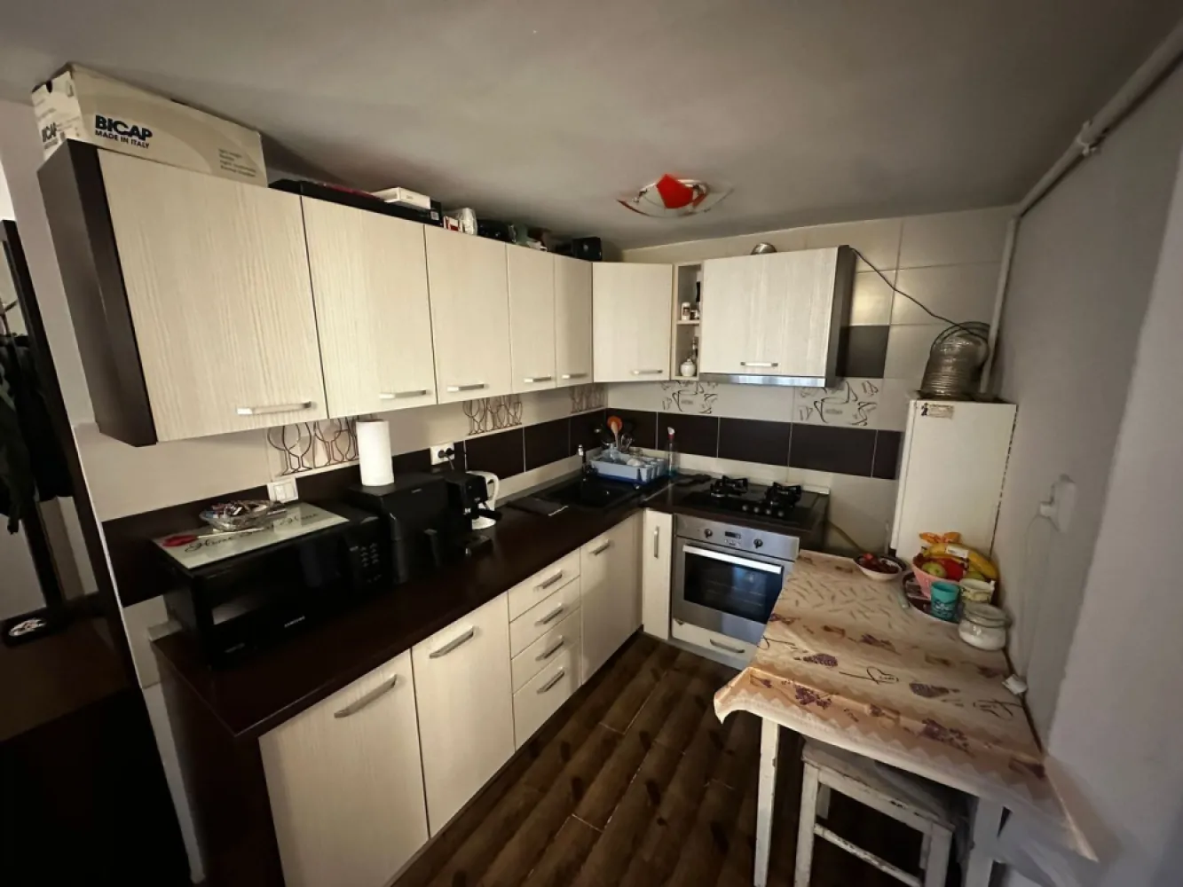 Studio ultra Central 37mp modern - VIANTO PROPERTIES vă propunem spre vânzare un studio elegant, situat într-o zonă ultra centrală și exclusivistă din inima Sibiului – o alegere ideală atât pentru locuire, cât și pentru investiție sigură.

Proprietatea este complet mobilată și amenajată modern, fiind pregătită pentru mutare imediată. Spațiul este optim compartimentat, oferind confort și funcționalitate, iar finisajele de calitate contribuie la un ambient plăcut și contemporan. Bucătăria este complet utilată, iar baia este amenajată cu bun gust, folosind materiale moderne.

Studio-ul beneficiază de centrală proprie, aer condiționat și geamuri termopan noi, asigurând un confort termic optim pe tot parcursul anului. În plus, imobilul se află într-o curte curată și liniștită, un avantaj rar pentru o locație atât de centrală.

Datorită poziționării excepționale, proprietatea este pretabilă atât pentru închiriere în regim hotelier sau pe termen lung, cât și pentru locuință personală, oferind un randament investițional foarte bun.

O oportunitate rară într-o zonă premium a orașului!