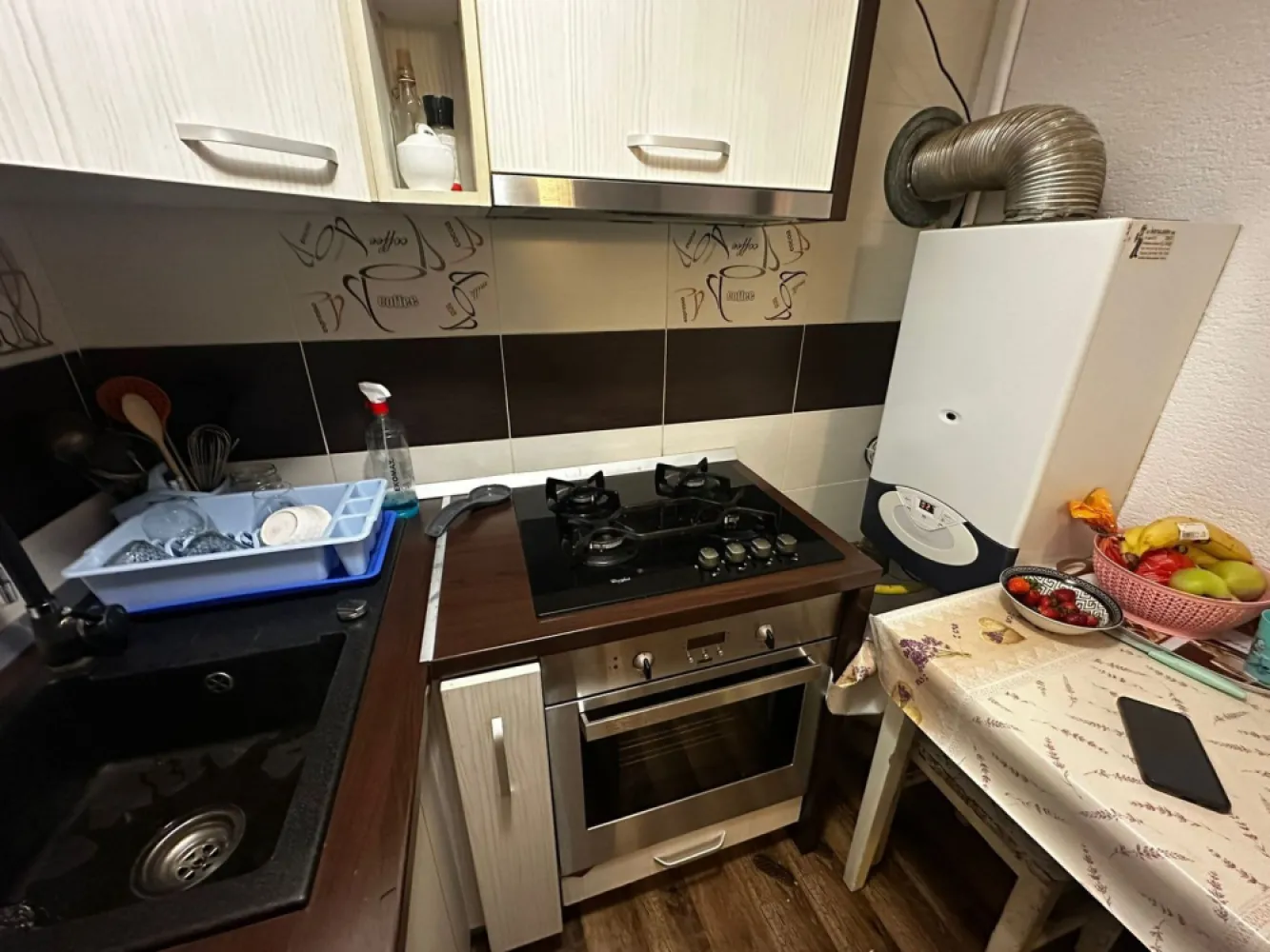 Studio ultra Central 37mp modern - VIANTO PROPERTIES vă propunem spre vânzare un studio elegant, situat într-o zonă ultra centrală și exclusivistă din inima Sibiului – o alegere ideală atât pentru locuire, cât și pentru investiție sigură.

Proprietatea este complet mobilată și amenajată modern, fiind pregătită pentru mutare imediată. Spațiul este optim compartimentat, oferind confort și funcționalitate, iar finisajele de calitate contribuie la un ambient plăcut și contemporan. Bucătăria este complet utilată, iar baia este amenajată cu bun gust, folosind materiale moderne.

Studio-ul beneficiază de centrală proprie, aer condiționat și geamuri termopan noi, asigurând un confort termic optim pe tot parcursul anului. În plus, imobilul se află într-o curte curată și liniștită, un avantaj rar pentru o locație atât de centrală.

Datorită poziționării excepționale, proprietatea este pretabilă atât pentru închiriere în regim hotelier sau pe termen lung, cât și pentru locuință personală, oferind un randament investițional foarte bun.

O oportunitate rară într-o zonă premium a orașului!