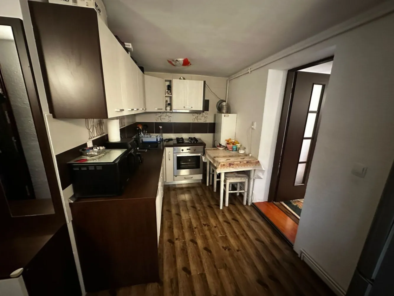 Studio ultra Central 37mp modern - VIANTO PROPERTIES vă propunem spre vânzare un studio elegant, situat într-o zonă ultra centrală și exclusivistă din inima Sibiului – o alegere ideală atât pentru locuire, cât și pentru investiție sigură.

Proprietatea este complet mobilată și amenajată modern, fiind pregătită pentru mutare imediată. Spațiul este optim compartimentat, oferind confort și funcționalitate, iar finisajele de calitate contribuie la un ambient plăcut și contemporan. Bucătăria este complet utilată, iar baia este amenajată cu bun gust, folosind materiale moderne.

Studio-ul beneficiază de centrală proprie, aer condiționat și geamuri termopan noi, asigurând un confort termic optim pe tot parcursul anului. În plus, imobilul se află într-o curte curată și liniștită, un avantaj rar pentru o locație atât de centrală.

Datorită poziționării excepționale, proprietatea este pretabilă atât pentru închiriere în regim hotelier sau pe termen lung, cât și pentru locuință personală, oferind un randament investițional foarte bun.

O oportunitate rară într-o zonă premium a orașului!