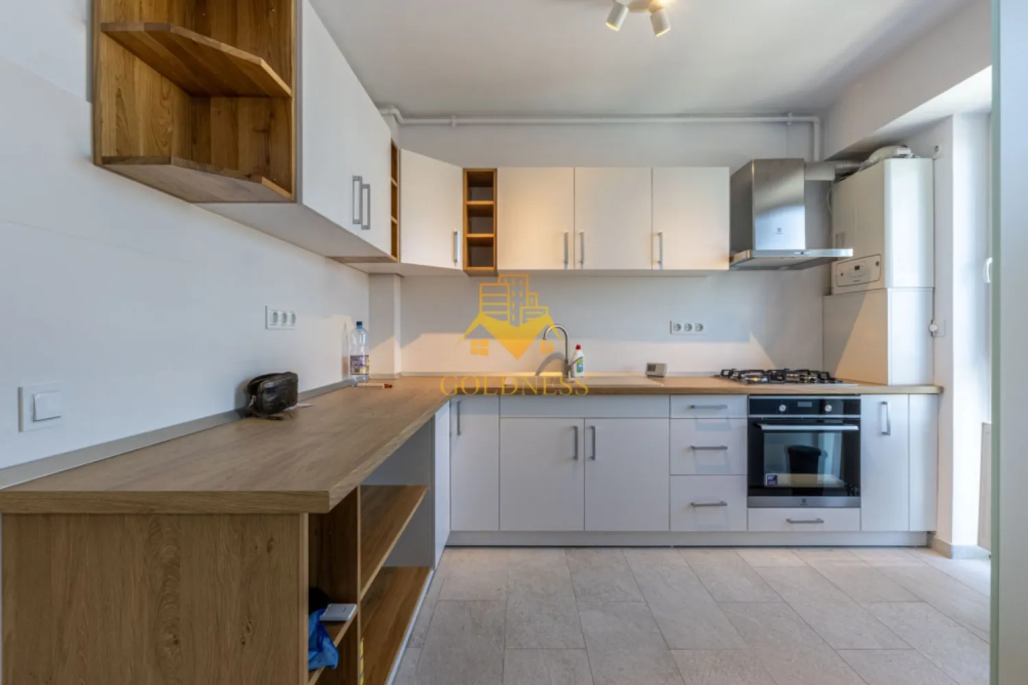 3 camere, Parcare, Bloc nou, USAMV, Manastur,New City Frunzisului - GOLDNESS Imobiliare vă propune spre PRIMA INCHIRIERE un apartament cu 3 camere open-space complet mobilat și utilat, in bloc nou, cu lift, la etajul 4 într-un imobil de 4 etaje, Strada Frunzisului, in Ansamblul New City Frunzisului, în Cartierul Manastur.
Dispune de loc de parcare subteran cu 50e/luna!
Se află în apropierea stațiilor de transport în comun, magazine, restaurante, spații verzi, farmacii, etc. 

Apartamentul este compartimentat astfel:
 - dormitor cu pat matrimonial, noptiere
 - Camera/Birou mobilat cu un birou, scaun de birou si dulap (se poate pune si un pat single la nevoie)
 - living cu bucatarie open-space complet utilată și mobilată, canapea extensibilă, loc de servit masa, dulap spatios 
 - baie cu dus walk-in, calorifer port prosop și dulap pentru depozitare.
 - hol la intrare pantofar si cuier, masina de spalat haine
 - balcon de 4 mp

Imobilul este dotat cu toate cele necesare- centrală proprie, frigider, aragaz, hotă, mașină de spălat haine, aer conditionat,etc. 

Dacă sunteți interesați de acest apartament și doriți să îl vizionați, dar și pentru alte oferte nu ezitați să ne contactați telefonic sau prin e-mail. Vă stăm la dispoziție!
Pentru intermediere se percepe un comision de 50% din prețul chiriei!