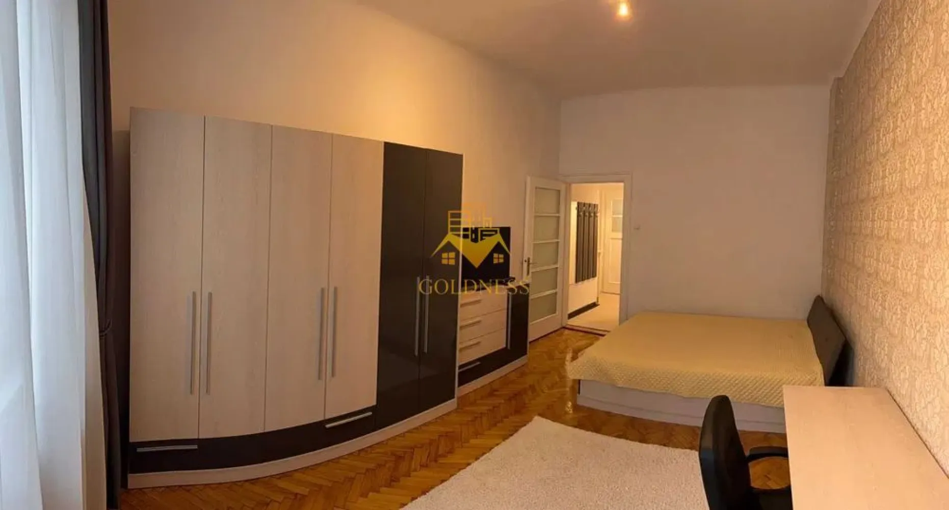 Apartament Decomandat, Ultracentral, Baritiu, Opera Maghiara, UTCN,UMF - GOLDNESS Imobiliare vă propune spre închiriere un apartament decomandat cu 1 camere complet mobilat și utilat, la etajul 1 într-un imobil de 3 etaje, în zona Ultracentrală, în apropierea Operei Maghiare și a străzii Barițiu.
Apartamentul are o suprafață de 50 mp și este compartimentat astfel:

 * Dormitor: pat matrimonial, dressing, comodă TV, televizor și birou.

 * Bucătărie: aragaz, hotă, frigider, masă dining și canapea.

 * Baie: cadă de duș.

 * Hol și spațiu de depozitare.

 * Imobilul dispune de centrală proprie și oferă acces la o curte comună.

Se află în apropierea stațiilor de transport în comun, magazine, restaurante, spații verzi, farmacii, etc.

Dacă sunteți interesați de acest apartament și doriți să îl vizionați, dar și pentru alte oferte nu ezitați să ne contactați telefonic sau prin e-mail. Vă stăm la dispoziție!
Pentru intermediere se percepe un comision de 50% din prețul chiriei.
