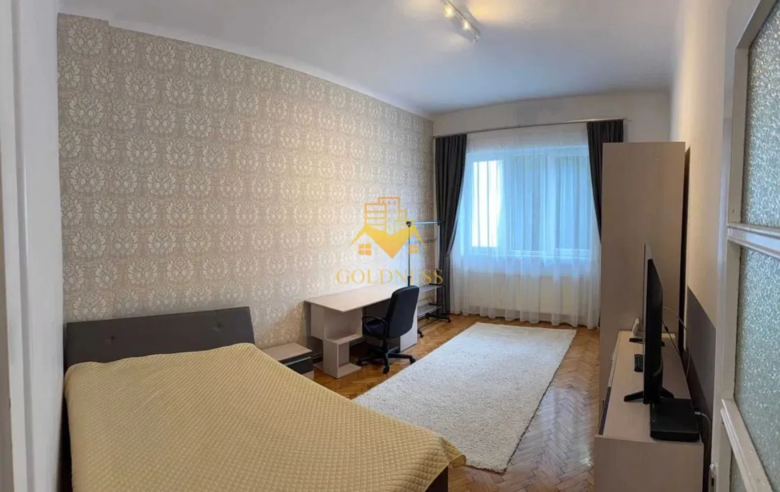 Apartament Decomandat, Ultracentral, Baritiu, Opera Maghiara, UTCN,UMF - GOLDNESS Imobiliare vă propune spre închiriere un apartament decomandat cu 1 camere complet mobilat și utilat, la etajul 1 într-un imobil de 3 etaje, în zona Ultracentrală, în apropierea Operei Maghiare și a străzii Barițiu.
Apartamentul are o suprafață de 50 mp și este compartimentat astfel:

 * Dormitor: pat matrimonial, dressing, comodă TV, televizor și birou.

 * Bucătărie: aragaz, hotă, frigider, masă dining și canapea.

 * Baie: cadă de duș.

 * Hol și spațiu de depozitare.

 * Imobilul dispune de centrală proprie și oferă acces la o curte comună.

Se află în apropierea stațiilor de transport în comun, magazine, restaurante, spații verzi, farmacii, etc.

Dacă sunteți interesați de acest apartament și doriți să îl vizionați, dar și pentru alte oferte nu ezitați să ne contactați telefonic sau prin e-mail. Vă stăm la dispoziție!
Pentru intermediere se percepe un comision de 50% din prețul chiriei.