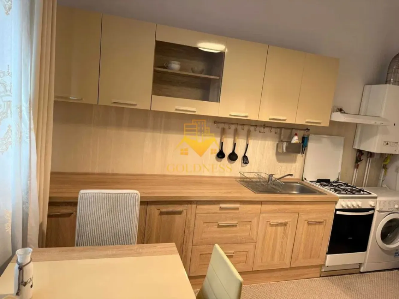 Apartament Decomandat, Ultracentral, Baritiu, Opera Maghiara, UTCN,UMF - GOLDNESS Imobiliare vă propune spre închiriere un apartament decomandat cu 1 camere complet mobilat și utilat, la etajul 1 într-un imobil de 3 etaje, în zona Ultracentrală, în apropierea Operei Maghiare și a străzii Barițiu.
Apartamentul are o suprafață de 50 mp și este compartimentat astfel:

 * Dormitor: pat matrimonial, dressing, comodă TV, televizor și birou.

 * Bucătărie: aragaz, hotă, frigider, masă dining și canapea.

 * Baie: cadă de duș.

 * Hol și spațiu de depozitare.

 * Imobilul dispune de centrală proprie și oferă acces la o curte comună.

Se află în apropierea stațiilor de transport în comun, magazine, restaurante, spații verzi, farmacii, etc.

Dacă sunteți interesați de acest apartament și doriți să îl vizionați, dar și pentru alte oferte nu ezitați să ne contactați telefonic sau prin e-mail. Vă stăm la dispoziție!
Pentru intermediere se percepe un comision de 50% din prețul chiriei.