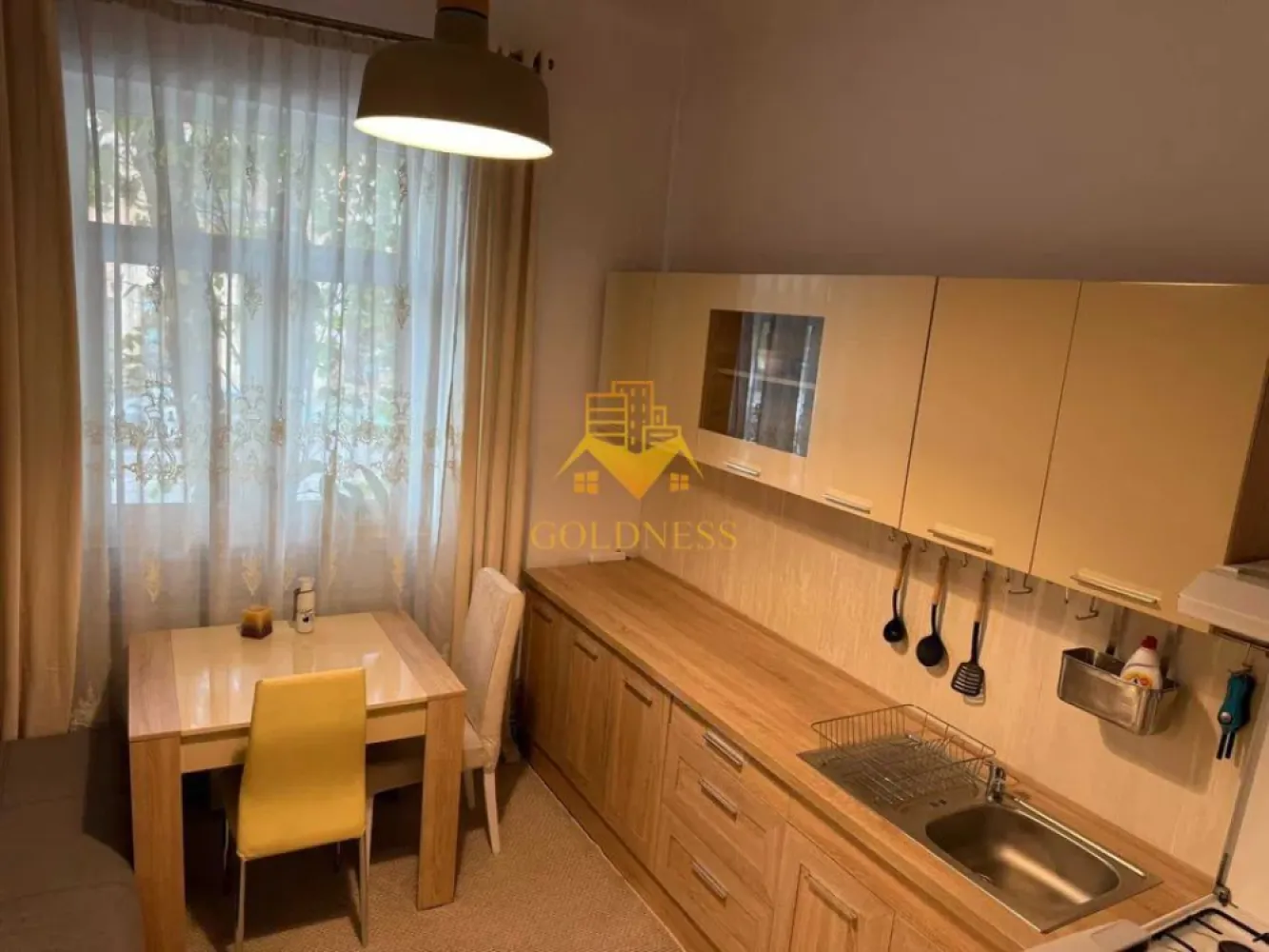 Apartament Decomandat, Ultracentral, Baritiu, Opera Maghiara, UTCN,UMF - GOLDNESS Imobiliare vă propune spre închiriere un apartament decomandat cu 1 camere complet mobilat și utilat, la etajul 1 într-un imobil de 3 etaje, în zona Ultracentrală, în apropierea Operei Maghiare și a străzii Barițiu.
Apartamentul are o suprafață de 50 mp și este compartimentat astfel:

 * Dormitor: pat matrimonial, dressing, comodă TV, televizor și birou.

 * Bucătărie: aragaz, hotă, frigider, masă dining și canapea.

 * Baie: cadă de duș.

 * Hol și spațiu de depozitare.

 * Imobilul dispune de centrală proprie și oferă acces la o curte comună.

Se află în apropierea stațiilor de transport în comun, magazine, restaurante, spații verzi, farmacii, etc.

Dacă sunteți interesați de acest apartament și doriți să îl vizionați, dar și pentru alte oferte nu ezitați să ne contactați telefonic sau prin e-mail. Vă stăm la dispoziție!
Pentru intermediere se percepe un comision de 50% din prețul chiriei.