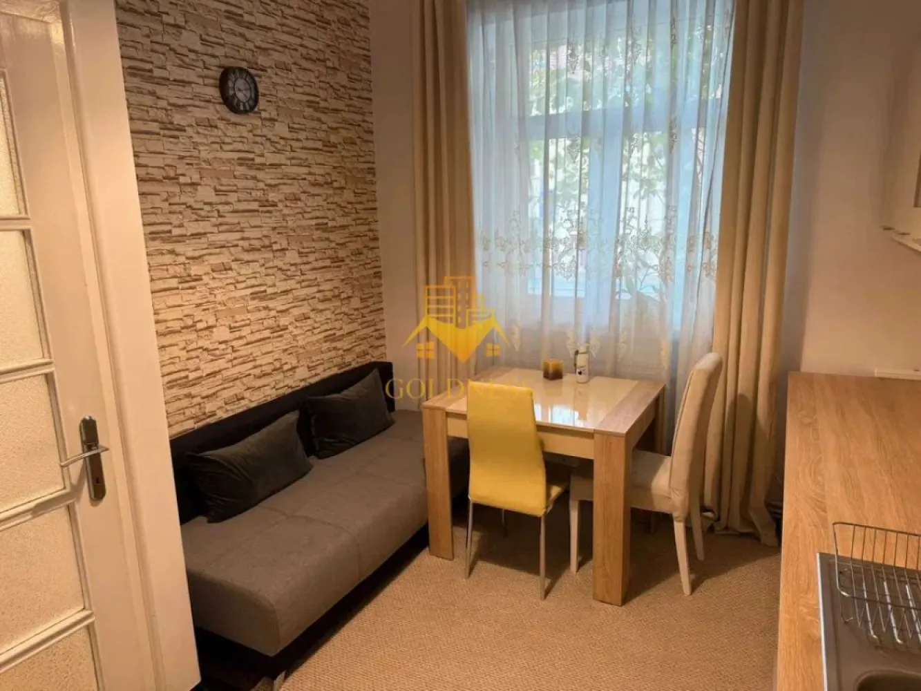 Apartament Decomandat, Ultracentral, Baritiu, Opera Maghiara, UTCN,UMF - GOLDNESS Imobiliare vă propune spre închiriere un apartament decomandat cu 1 camere complet mobilat și utilat, la etajul 1 într-un imobil de 3 etaje, în zona Ultracentrală, în apropierea Operei Maghiare și a străzii Barițiu.
Apartamentul are o suprafață de 50 mp și este compartimentat astfel:

 * Dormitor: pat matrimonial, dressing, comodă TV, televizor și birou.

 * Bucătărie: aragaz, hotă, frigider, masă dining și canapea.

 * Baie: cadă de duș.

 * Hol și spațiu de depozitare.

 * Imobilul dispune de centrală proprie și oferă acces la o curte comună.

Se află în apropierea stațiilor de transport în comun, magazine, restaurante, spații verzi, farmacii, etc.

Dacă sunteți interesați de acest apartament și doriți să îl vizionați, dar și pentru alte oferte nu ezitați să ne contactați telefonic sau prin e-mail. Vă stăm la dispoziție!
Pentru intermediere se percepe un comision de 50% din prețul chiriei.