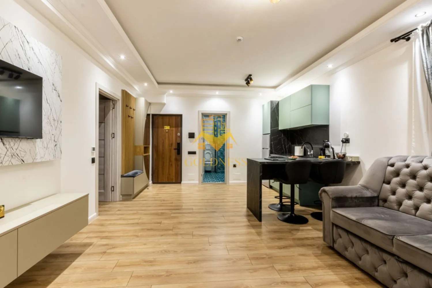 2 camere, Premium, bloc nou, parcare, Intre Lacuri, Dunarii Zona Iulis - GOLDNESS Imobiliare vă propune spre închiriere un apartament cu 2 camere complet mobilat și utilat, la parter într-un imobil de 3 etaje, în Cartierul Intre Lacuri.
Dispune de loc de parcare!
Se află în apropierea stațiilor de transport în comun, magazine, restaurante, spații verzi, farmacii, etc. 

Apartamentul este compartimentat astfel:
 - dormitor cu pat matrimonial, dressing, noptiere
 - living cu bucatarie open space complet utilată și mobilată, canapea extensibilă, loc de servit masa 
 - baie cu cabina de dus, calorifer port prosop și dulap pentru depozitare.

Imobilul este dotat cu toate cele necesare- centrală proprie, frigider, aragaz, hotă, mașină de spălat haine, etc. 

Dacă sunteți interesați de acest apartament și doriți să îl vizionați, dar și pentru alte oferte nu ezitați să ne contactați telefonic sau prin e-mail. Vă stăm la dispoziție!
Pentru intermediere se percepe un comision de 50% din prețul chiriei!