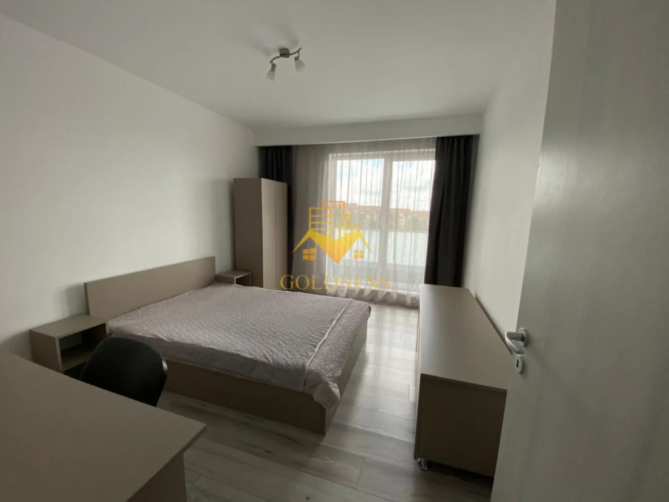2 camere decomandate, bloc Nou, parcare, Andrei Muresanu, UTCN, Sigma - GOLDNESS Imobiliare vă propune spre închiriere un apartament cu 2 camere complet mobilat și utilat, la etajul 6 într-un imobil de 8 etaje, în Cartierul Andrei Muresanu.
Se poate inchiria parcare subterana cu 50 euro!
Se află în apropierea stațiilor de transport în comun, magazine, restaurante, spații verzi, farmacii, etc. 

Apartamentul este compartimentat astfel:
 - dormitor cu pat matrimonial, dressing, noptiere
 - dormitor cu pat matrimonial, dressing, noptiere
 - bucatarie complet utilată și mobilată, loc de servit masa 
 - baie cu cada, calorifer port prosop și dulap pentru depozitare.
 - terasa de 10 mp.

Imobilul este dotat cu toate cele necesare- centrală proprie, frigider, aragaz, hotă, mașină de spălat haine, etc. 

Dacă sunteți interesați de acest apartament și doriți să îl vizionați, dar și pentru alte oferte nu ezitați să ne contactați telefonic sau prin e-mail. Vă stăm la dispoziție!
Pentru intermediere se percepe un comision de 50% din prețul chiriei!