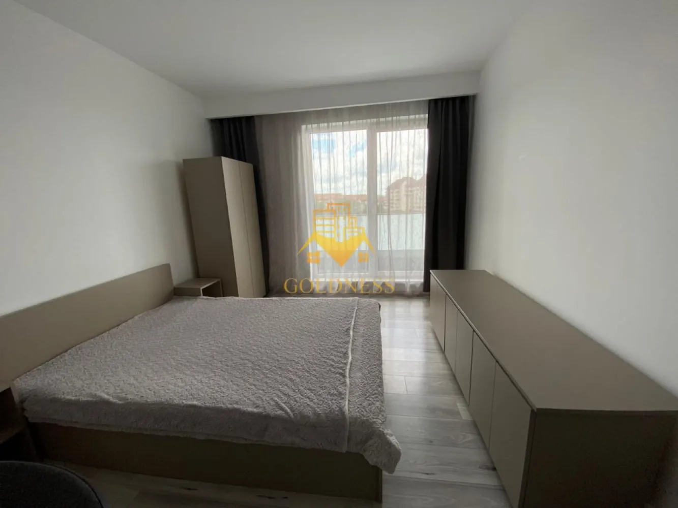 2 camere decomandate, bloc Nou, parcare, Andrei Muresanu, UTCN, Sigma - GOLDNESS Imobiliare vă propune spre închiriere un apartament cu 2 camere complet mobilat și utilat, la etajul 6 într-un imobil de 8 etaje, în Cartierul Andrei Muresanu.
Se poate inchiria parcare subterana cu 50 euro!
Se află în apropierea stațiilor de transport în comun, magazine, restaurante, spații verzi, farmacii, etc. 

Apartamentul este compartimentat astfel:
 - dormitor cu pat matrimonial, dressing, noptiere
 - dormitor cu pat matrimonial, dressing, noptiere
 - bucatarie complet utilată și mobilată, loc de servit masa 
 - baie cu cada, calorifer port prosop și dulap pentru depozitare.
 - terasa de 10 mp.

Imobilul este dotat cu toate cele necesare- centrală proprie, frigider, aragaz, hotă, mașină de spălat haine, etc. 

Dacă sunteți interesați de acest apartament și doriți să îl vizionați, dar și pentru alte oferte nu ezitați să ne contactați telefonic sau prin e-mail. Vă stăm la dispoziție!
Pentru intermediere se percepe un comision de 50% din prețul chiriei!