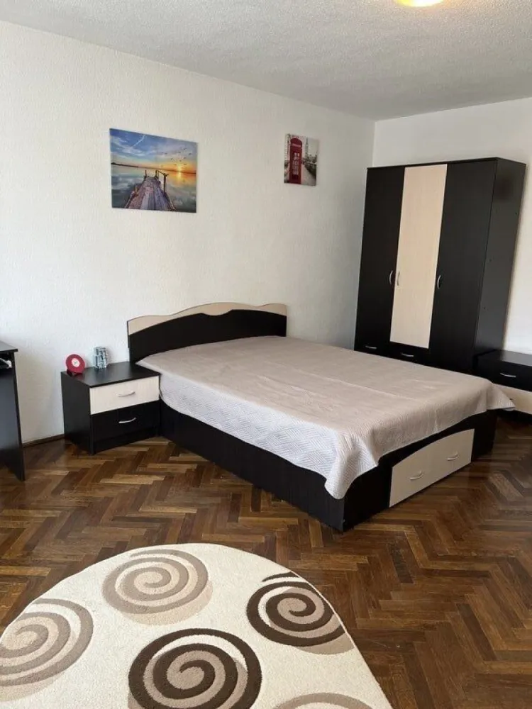 Cismigiu, Sala Palatului - Inchiriez garsoniera Sala Palatului, 
Str Ion Campineanu, bloc turn, etaj 5, la cateva minute de Parcul Cismigiu
Bloc reabilitat termic recent, geamuri de termopan, pat dublu, parchet, gresie, faianta, vedere spre Sala Palatului, apometre si repartitoare, aer conditionat, frigider, plita electrica, cuptor cu microunde, masina de spalat.