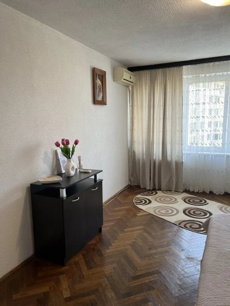 Cismigiu, Sala Palatului - Inchiriez garsoniera Sala Palatului, 
Str Ion Campineanu, bloc turn, etaj 5, la cateva minute de Parcul Cismigiu
Bloc reabilitat termic recent, geamuri de termopan, pat dublu, parchet, gresie, faianta, vedere spre Sala Palatului, apometre si repartitoare, aer conditionat, frigider, plita electrica, cuptor cu microunde, masina de spalat.
