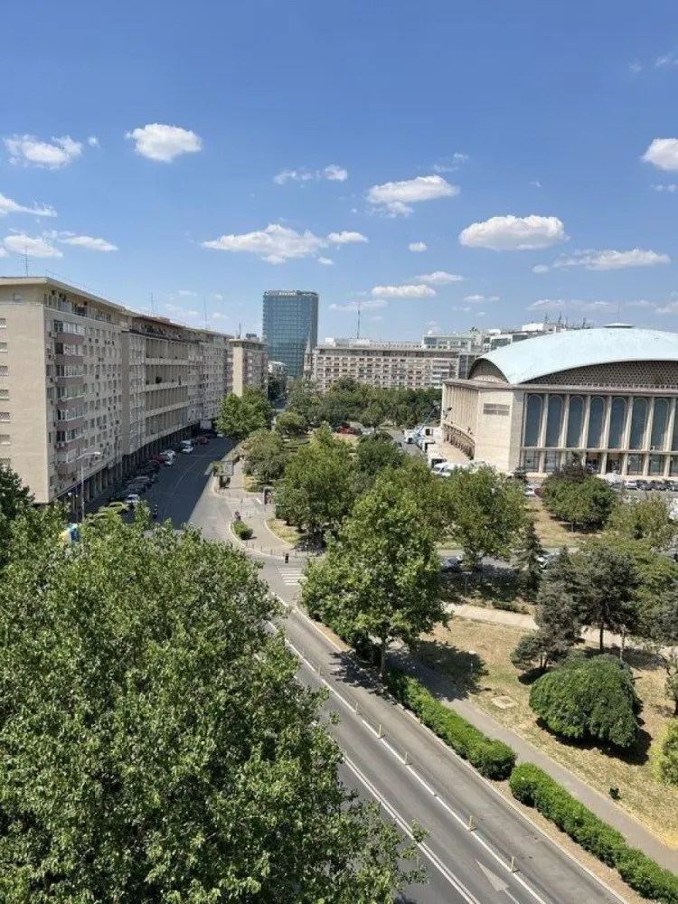 Cismigiu, Sala Palatului - Inchiriez garsoniera Sala Palatului, 
Str Ion Campineanu, bloc turn, etaj 5, la cateva minute de Parcul Cismigiu
Bloc reabilitat termic recent, geamuri de termopan, pat dublu, parchet, gresie, faianta, vedere spre Sala Palatului, apometre si repartitoare, aer conditionat, frigider, plita electrica, cuptor cu microunde, masina de spalat.