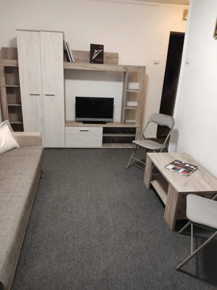Garsonieră Moise Nicoară București - Garsonieră centrală, în bloc reabilitat, costuri reduse la întreținere, călduroasă, cochetă, zugrăvită, cu vedere spate, mobilier nou (aragaz, frigider, canapea extensibilă etc.)!
Este la 3 stații de Piața Unirii cu 104, 14 min. pe jos până-n Centrul Vechi.
Locație premium! În zonă - magazine, restaurante, autobuz 104, iar la Unirii metrou, autobuze.
Ideală
-Închiriere 370 euro pentru bărbat singur, nefumător, fără animale companie.
-Vânzare 49.600 euro