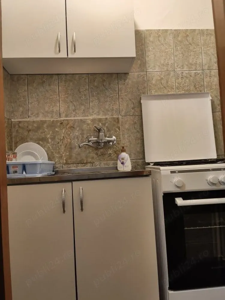 Garsonieră Moise Nicoară București - Garsonieră centrală, în bloc reabilitat, costuri reduse la întreținere, călduroasă, cochetă, zugrăvită, cu vedere spate, mobilier nou (aragaz, frigider, canapea extensibilă etc.)!
Este la 3 stații de Piața Unirii cu 104, 14 min. pe jos până-n Centrul Vechi.
Locație premium! În zonă - magazine, restaurante, autobuz 104, iar la Unirii metrou, autobuze.
Ideală
-Închiriere 370 euro pentru bărbat singur, nefumător, fără animale companie.
-Vânzare 49.600 euro