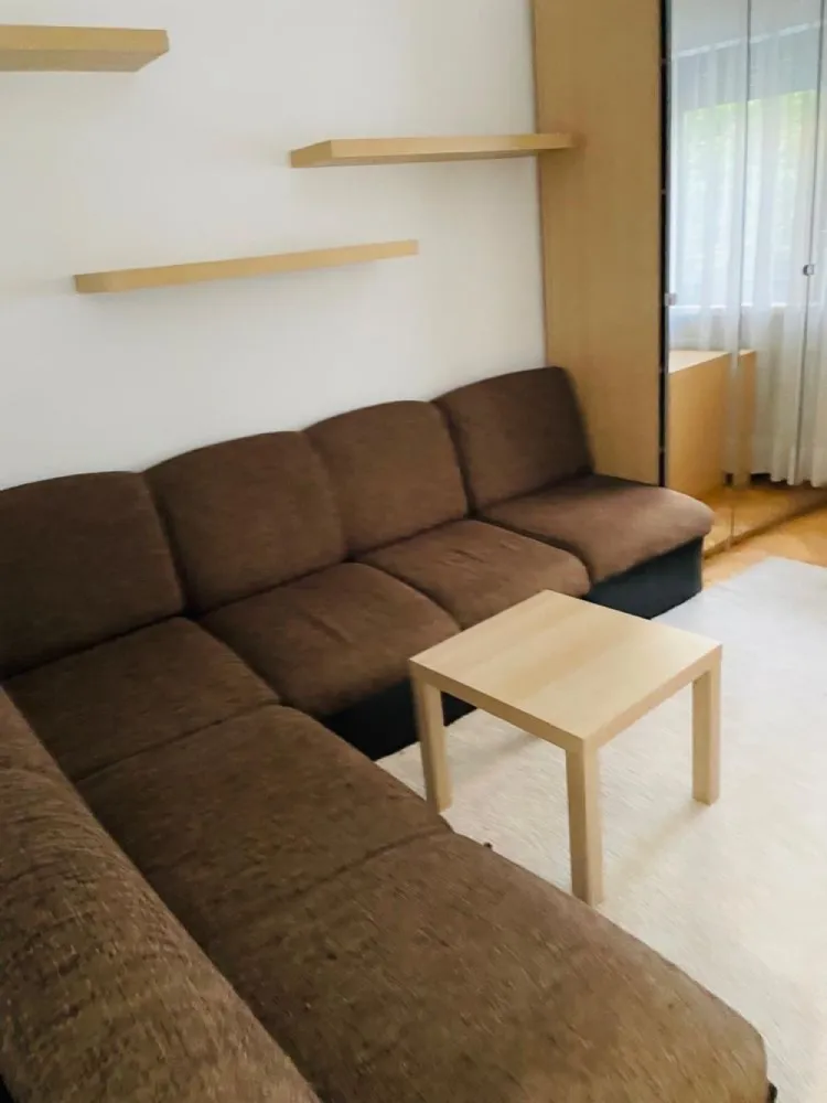 Inchiriere Garsoniera Piata Kogalniceanu - Ultracentral, Piața Mihail Kogălniceanu - garsonieră mobilata conf 1, etaj 1, prima inchiriere dupa renovare, obiecte sanitare noi Romstal Italia, electro menajere noi, usi noi, compusa din:
- camera 20mp
- ⁠baie, chicineta, debara
- ⁠boxa 
- loc parcare platibil