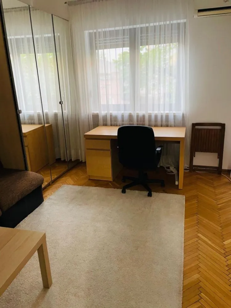 Inchiriere Garsoniera Piata Kogalniceanu - Ultracentral, Piața Mihail Kogălniceanu - garsonieră mobilata conf 1, etaj 1, prima inchiriere dupa renovare, obiecte sanitare noi Romstal Italia, electro menajere noi, usi noi, compusa din:
- camera 20mp
- ⁠baie, chicineta, debara
- ⁠boxa 
- loc parcare platibil