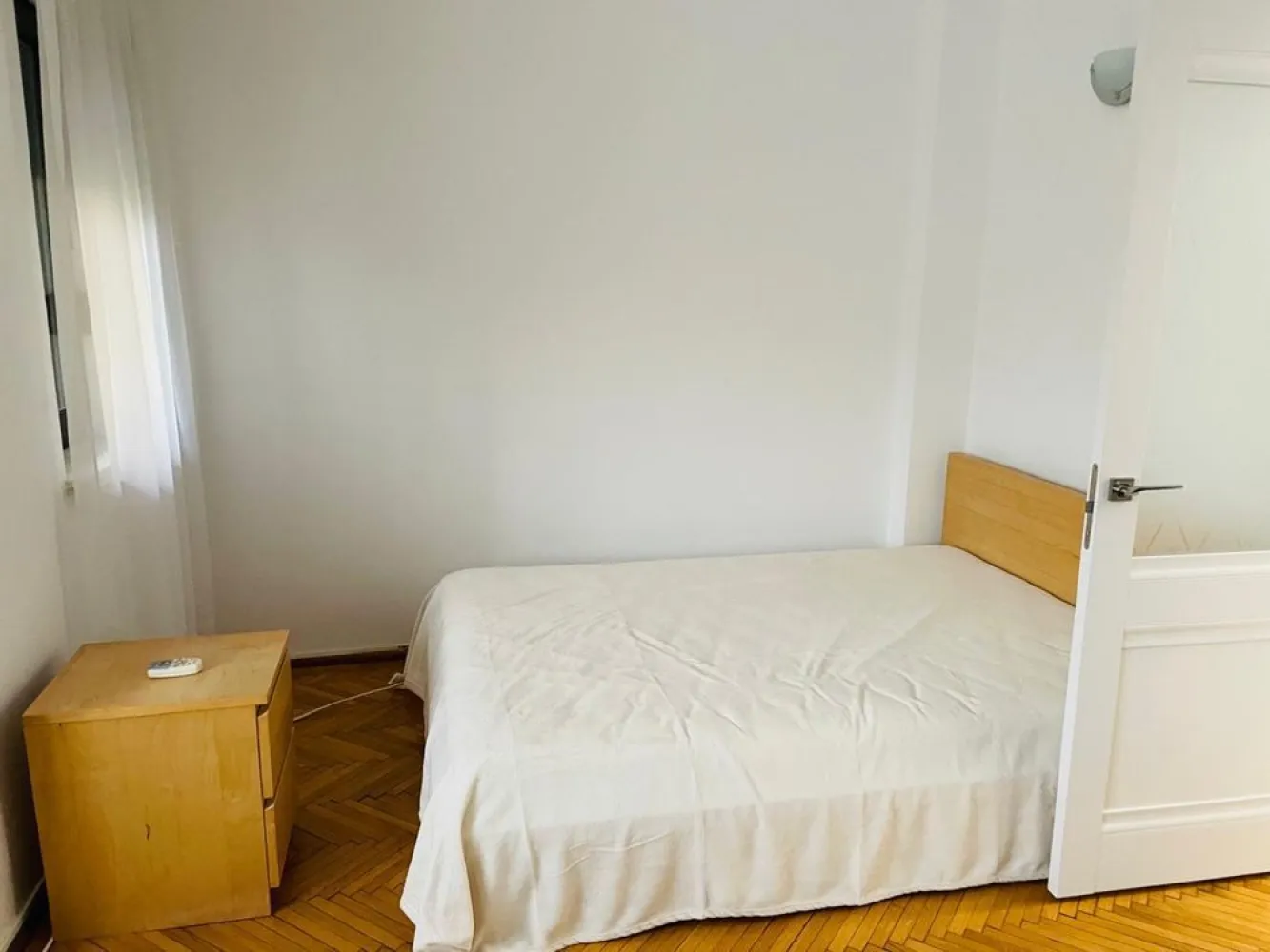 Inchiriere Garsoniera Piata Kogalniceanu - Ultracentral, Piața Mihail Kogălniceanu - garsonieră mobilata conf 1, etaj 1, prima inchiriere dupa renovare, obiecte sanitare noi Romstal Italia, electro menajere noi, usi noi, compusa din:
- camera 20mp
- ⁠baie, chicineta, debara
- ⁠boxa 
- loc parcare platibil