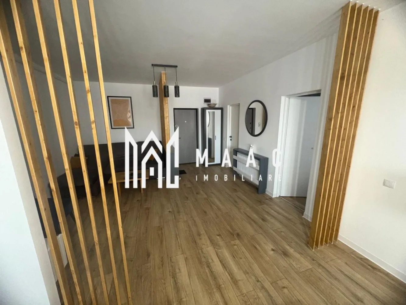 Apartament 2 camere | Etaj 2 | Parcare | Garden City - MAAC Imobiliare vă propune spre vânzare un apartament modern cu 2 camere, situat în cartierul Turnișor, în cadrul ansamblului rezidențial Garden City Residence, bloc construit în urmă cu aproximativ 3 ani. Apartamentul este amplasat la etajul 2 din 4, într-un imobil dotat cu lift, și are o suprafață utilă de 54 mp, la care se adaugă un balcon de 2,6 mp. Compartimentarea este practică și bine gândită: living cu bucătărie open space dormitor baie balcon Locuința se vinde complet mobilată și utilată, exact ca în poze, fiind ideală atât pentru mutare imediată, cât și pentru investiție în vederea închirierii. Avantaje principale: loc de parcare inclus în preț bloc nou, cu lift etaj intermediar apartament relativ nou, bine întreținut Zona este liniștită, cu acces facil către oraș, magazine și mijloace de transport în comun, oferind un echilibru excelent între confort și funcționalitate. Apartamentul este ideal pentru un cuplu, o persoană singură sau ca investiție sigură. Pentru mai multe informații sau pentru programarea unei vizionări, MAAC Imobiliare vă stă cu drag la dispoziție. ID: CP2881112. }}