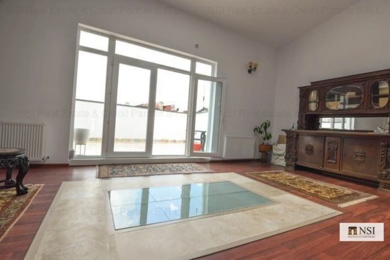BRASADAS închiriază ap tip penthouse în vila eleganta Cismigiu. - Agenția imobiliara BRASADAS vinde/închiriază apartament spectaculos, construit in 2018 la etajul 1/1 în vila eleganta P+1,format din living 80 mp.(inaltime 5m),camera 22mp.,hol 10mp.,baie 6mp.,terasa 42 mp.Camera depozitare demisol 20 mp.Mobilat, utilat. Întrare separata cu scara exterioara. Curte libera 150 mp.-parcare auto.
Pret vânzare 565000 €.