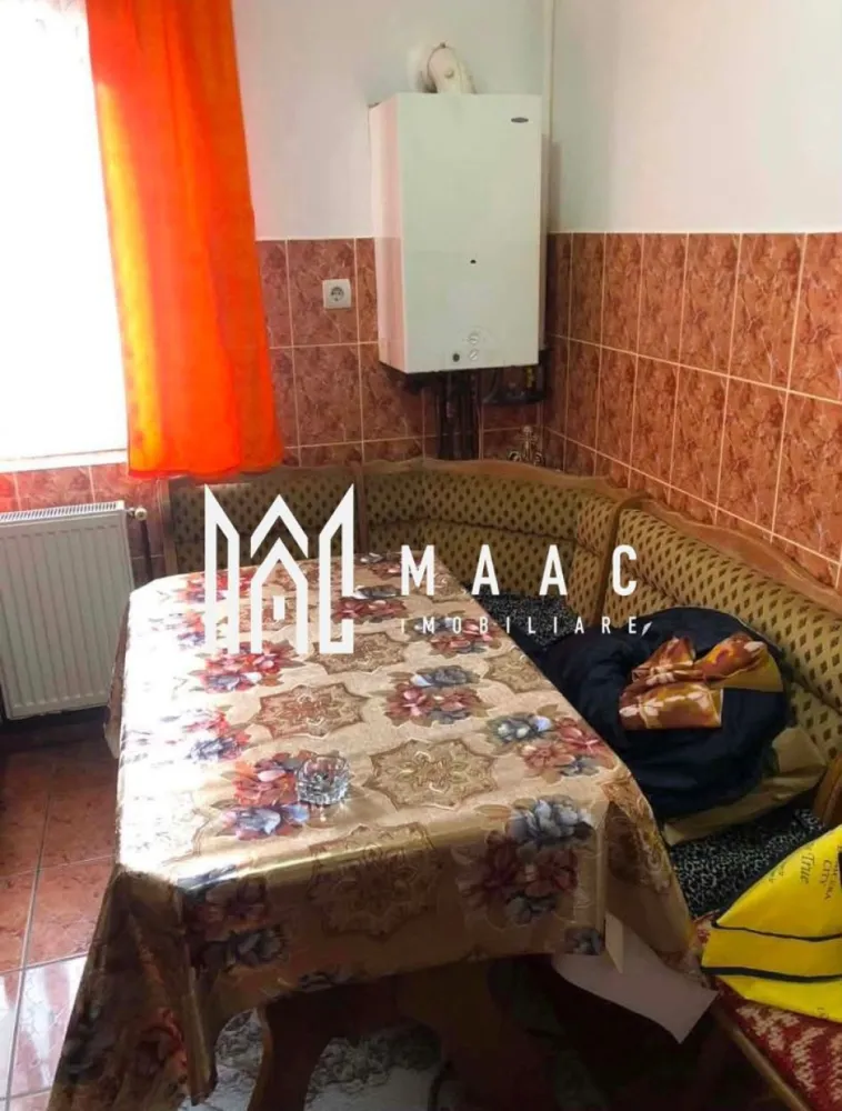 Apartament 3 camere 60 mp | zona Vasile Aaron | etajul 4 | - MAAC Imobiliare vă propune spre închiriere un apartament cu 3 camere, situat în cartierul Vasile Aaron, una dintre zonele bine conectate ale orașului Sibiu.

Locuința are o suprafață utilă de 60 mp și este amplasată la etajul 4 al unui imobil bine întreținut. Apartamentul este compartimentat eficient, oferind un spațiu confortabil și funcțional, ideal pentru un stil de viață urban.

Poziționarea este un real avantaj, proprietatea fiind situată în imediata apropiere a tuturor punctelor de interes: magazine, supermarketuri, stații de transport în comun, școli, farmacii și alte facilități esențiale.

Luminozitatea naturală și compartimentarea practică fac din acest apartament o alegere potrivită atât pentru familii, cât și pentru cupluri sau persoane active.

Avantaje:

* Suprafață utilă: 60 mp
* 3 camere bine compartimentate
* Etaj 4 într-un imobil îngrijit
* Zonă accesibilă și bine dezvoltată
* Aproape de toate facilitățile urbane

Pentru mai multe informații sau programarea unei vizionări, echipa MAAC Imobiliare vă stă cu drag la dispoziție! va rugam specificati CP3115240