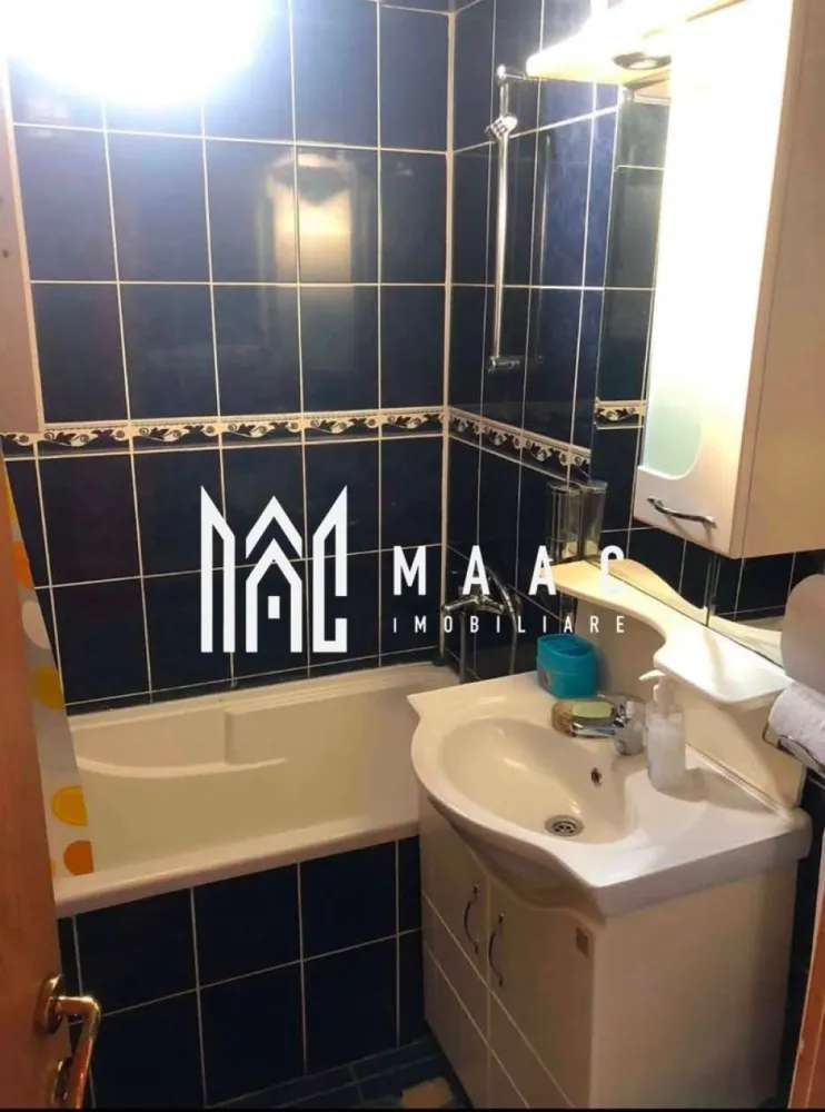 Apartament 3 camere 60 mp | zona Vasile Aaron | etajul 4 | - MAAC Imobiliare vă propune spre închiriere un apartament cu 3 camere, situat în cartierul Vasile Aaron, una dintre zonele bine conectate ale orașului Sibiu.

Locuința are o suprafață utilă de 60 mp și este amplasată la etajul 4 al unui imobil bine întreținut. Apartamentul este compartimentat eficient, oferind un spațiu confortabil și funcțional, ideal pentru un stil de viață urban.

Poziționarea este un real avantaj, proprietatea fiind situată în imediata apropiere a tuturor punctelor de interes: magazine, supermarketuri, stații de transport în comun, școli, farmacii și alte facilități esențiale.

Luminozitatea naturală și compartimentarea practică fac din acest apartament o alegere potrivită atât pentru familii, cât și pentru cupluri sau persoane active.

Avantaje:

* Suprafață utilă: 60 mp
* 3 camere bine compartimentate
* Etaj 4 într-un imobil îngrijit
* Zonă accesibilă și bine dezvoltată
* Aproape de toate facilitățile urbane

Pentru mai multe informații sau programarea unei vizionări, echipa MAAC Imobiliare vă stă cu drag la dispoziție! va rugam specificati CP3115240