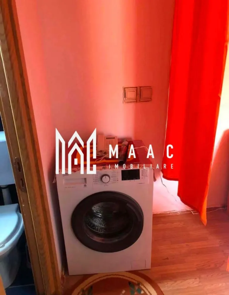 Apartament 3 camere 60 mp | zona Vasile Aaron | etajul 4 | - MAAC Imobiliare vă propune spre închiriere un apartament cu 3 camere, situat în cartierul Vasile Aaron, una dintre zonele bine conectate ale orașului Sibiu.

Locuința are o suprafață utilă de 60 mp și este amplasată la etajul 4 al unui imobil bine întreținut. Apartamentul este compartimentat eficient, oferind un spațiu confortabil și funcțional, ideal pentru un stil de viață urban.

Poziționarea este un real avantaj, proprietatea fiind situată în imediata apropiere a tuturor punctelor de interes: magazine, supermarketuri, stații de transport în comun, școli, farmacii și alte facilități esențiale.

Luminozitatea naturală și compartimentarea practică fac din acest apartament o alegere potrivită atât pentru familii, cât și pentru cupluri sau persoane active.

Avantaje:

* Suprafață utilă: 60 mp
* 3 camere bine compartimentate
* Etaj 4 într-un imobil îngrijit
* Zonă accesibilă și bine dezvoltată
* Aproape de toate facilitățile urbane

Pentru mai multe informații sau programarea unei vizionări, echipa MAAC Imobiliare vă stă cu drag la dispoziție! va rugam specificati CP3115240
