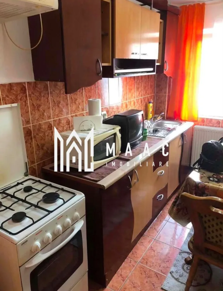 Apartament 3 camere 60 mp | zona Vasile Aaron | etajul 4 | - MAAC Imobiliare vă propune spre închiriere un apartament cu 3 camere, situat în cartierul Vasile Aaron, una dintre zonele bine conectate ale orașului Sibiu.

Locuința are o suprafață utilă de 60 mp și este amplasată la etajul 4 al unui imobil bine întreținut. Apartamentul este compartimentat eficient, oferind un spațiu confortabil și funcțional, ideal pentru un stil de viață urban.

Poziționarea este un real avantaj, proprietatea fiind situată în imediata apropiere a tuturor punctelor de interes: magazine, supermarketuri, stații de transport în comun, școli, farmacii și alte facilități esențiale.

Luminozitatea naturală și compartimentarea practică fac din acest apartament o alegere potrivită atât pentru familii, cât și pentru cupluri sau persoane active.

Avantaje:

* Suprafață utilă: 60 mp
* 3 camere bine compartimentate
* Etaj 4 într-un imobil îngrijit
* Zonă accesibilă și bine dezvoltată
* Aproape de toate facilitățile urbane

Pentru mai multe informații sau programarea unei vizionări, echipa MAAC Imobiliare vă stă cu drag la dispoziție! va rugam specificati CP3115240