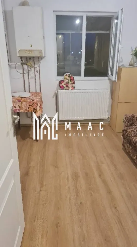 Garsonieră | 15 mp | Complet renovată | Centrală proprie | Lazaret - Maac Imobiliare prezintă o garsonieră ideală atât pentru investiție (închiriere), cât și pentru locuință personală, situată în cartierul Lazaret, zona Compa.

Locuința are o suprafață utilă de 15 mp și este compartimentată eficient, fiind compusă din cameră, baie și chicinetă.

Garsoniera a fost recent renovată complet și se prezintă într-o stare excelentă:

gresie și faianță noi
parchet nou
uși interioare noi
geam termopan nou
proaspăt zugrăvită

Dispune de centrală termică proprie pe gaz, oferind confort și costuri reduse de întreținere.

Un avantaj important este priveliștea plăcută către munte, care oferă un plus de relaxare.

Se predă pregătită pentru locuire sau pentru a fi dată imediat în chirie.

Pentru mai multe detalii sau pentru a programa o vizionare, vă rugăm să ne contactați specificând ID: CP2993340.