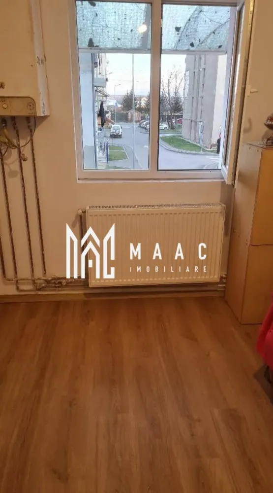 Garsonieră | 15 mp | Complet renovată | Centrală proprie | Lazaret - Maac Imobiliare prezintă o garsonieră ideală atât pentru investiție (închiriere), cât și pentru locuință personală, situată în cartierul Lazaret, zona Compa.

Locuința are o suprafață utilă de 15 mp și este compartimentată eficient, fiind compusă din cameră, baie și chicinetă.

Garsoniera a fost recent renovată complet și se prezintă într-o stare excelentă:

gresie și faianță noi
parchet nou
uși interioare noi
geam termopan nou
proaspăt zugrăvită

Dispune de centrală termică proprie pe gaz, oferind confort și costuri reduse de întreținere.

Un avantaj important este priveliștea plăcută către munte, care oferă un plus de relaxare.

Se predă pregătită pentru locuire sau pentru a fi dată imediat în chirie.

Pentru mai multe detalii sau pentru a programa o vizionare, vă rugăm să ne contactați specificând ID: CP2993340.