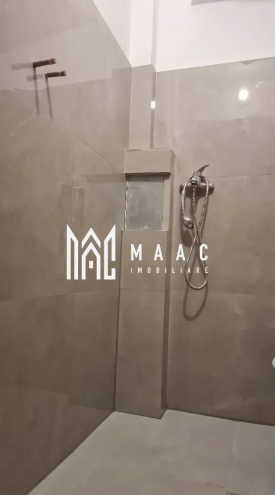 Garsonieră | 15 mp | Complet renovată | Centrală proprie | Lazaret - Maac Imobiliare prezintă o garsonieră ideală atât pentru investiție (închiriere), cât și pentru locuință personală, situată în cartierul Lazaret, zona Compa.

Locuința are o suprafață utilă de 15 mp și este compartimentată eficient, fiind compusă din cameră, baie și chicinetă.

Garsoniera a fost recent renovată complet și se prezintă într-o stare excelentă:

gresie și faianță noi
parchet nou
uși interioare noi
geam termopan nou
proaspăt zugrăvită

Dispune de centrală termică proprie pe gaz, oferind confort și costuri reduse de întreținere.

Un avantaj important este priveliștea plăcută către munte, care oferă un plus de relaxare.

Se predă pregătită pentru locuire sau pentru a fi dată imediat în chirie.

Pentru mai multe detalii sau pentru a programa o vizionare, vă rugăm să ne contactați specificând ID: CP2993340.
