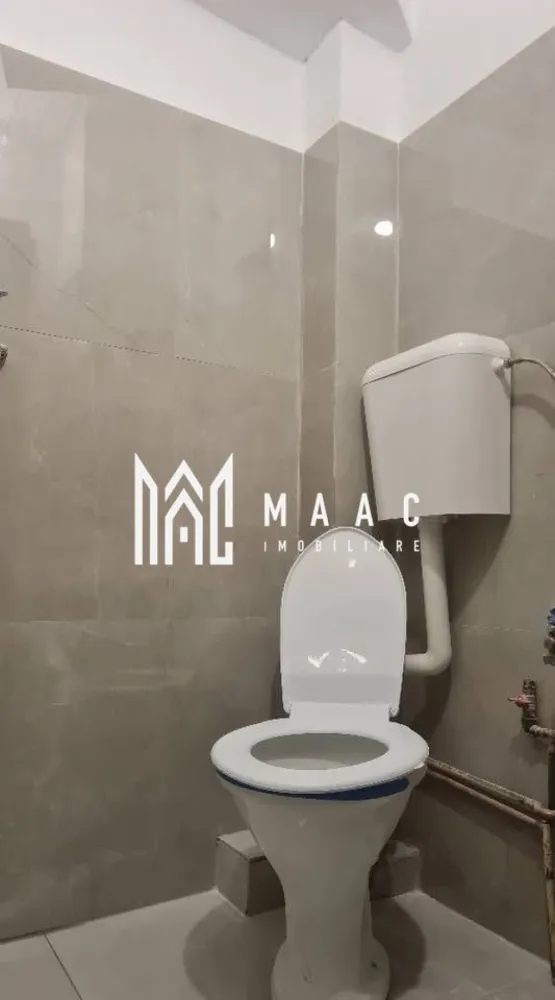 Garsonieră | 15 mp | Complet renovată | Centrală proprie | Lazaret - Maac Imobiliare prezintă o garsonieră ideală atât pentru investiție (închiriere), cât și pentru locuință personală, situată în cartierul Lazaret, zona Compa.

Locuința are o suprafață utilă de 15 mp și este compartimentată eficient, fiind compusă din cameră, baie și chicinetă.

Garsoniera a fost recent renovată complet și se prezintă într-o stare excelentă:

gresie și faianță noi
parchet nou
uși interioare noi
geam termopan nou
proaspăt zugrăvită

Dispune de centrală termică proprie pe gaz, oferind confort și costuri reduse de întreținere.

Un avantaj important este priveliștea plăcută către munte, care oferă un plus de relaxare.

Se predă pregătită pentru locuire sau pentru a fi dată imediat în chirie.

Pentru mai multe detalii sau pentru a programa o vizionare, vă rugăm să ne contactați specificând ID: CP2993340.