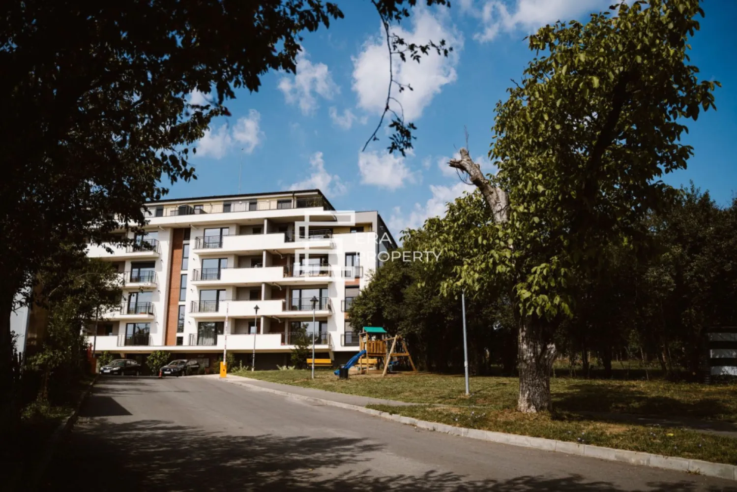 Apartament cu 2 camere, rulouri electrice, încălzire pardoseală, Sibiu - Apartament 2 camere balcon generos, finisaje moderne, zonă liniștită Sibiu

Zona Turnișor | 47.1 mp utili + balcon 10.3 mp | Finisaje moderne | Facilități premium

Situat într-un ansamblu rezidențial nou și modern, Green Hill oferă un stil de viață confortabil, sigur și conectat, în zona de vest a Sibiului – Turnișor, cu acces rapid către zona industrială, Aeroport, autostradă și centrul orașului.

-Suprafață utilă totală: 𝟑𝟗.𝟔 𝐦𝐩
-Suprafata balcon - 𝟏𝟎,𝟑 𝐦𝐩
- Compartimentare: bucatarie + living - 17.3 mp; dormitor - 11,9 mp; baie - 4,9 mp; hol - 5,5mp.

Apartamentul se predă la stadiul de 𝐚𝐥𝐛 𝐚𝐯𝐚𝐧𝐬𝐚𝐭 cu: prize și întrerupătoare, centrală termică Viessmann,incălzire în pardoseală (sistem Tece),termostat în fiecare cameră, rulouri electrice la dormitoare, pereți gletuiți și pregătiți pentru finisare.

𝐅𝐚𝐜𝐢𝐥𝐢𝐭𝐚𝐭𝐢 𝐚𝐥𝐞 𝐚𝐧𝐬𝐚𝐦𝐛𝐥𝐮𝐥𝐮𝐢:
Spații verzi, zonă de agrement și zonă BBQ lângă pârâu
Loc de joacă pentru copii
Zonă fitness și sport în aer liber
2 căi de acces: una către zona industrială/Aeroport, cealaltă către Str. Ogorului
Bariere de acces – acces controlat doar pentru locatari
Standuri pentru biciclete
Lifturi și finisaje premium în spațiile comune

Ansamblul dispune de o Asociație de Proprietari profesionist gestionată, care se ocupă de întreținerea spațiilor comune și a zonelor verzi, asigurând un aspect curat, modern și bine organizat.

-Parcare (contra cost):
Parcare supraterană – 7.000€ locul de parcare cu TVA inclus) sau la subsol (€ 12.000 
Parcare subterana-12.000€ primul loc de parcare cu TVA inclus și € 15.000 al doilea loc de parcare cu TVA inclus).
Opțional: stație de încărcare pentru mașini electrice.
- Certificat energetic (conform proiect): Clasa energetică: B

Pret – 116.765€ tva inclus